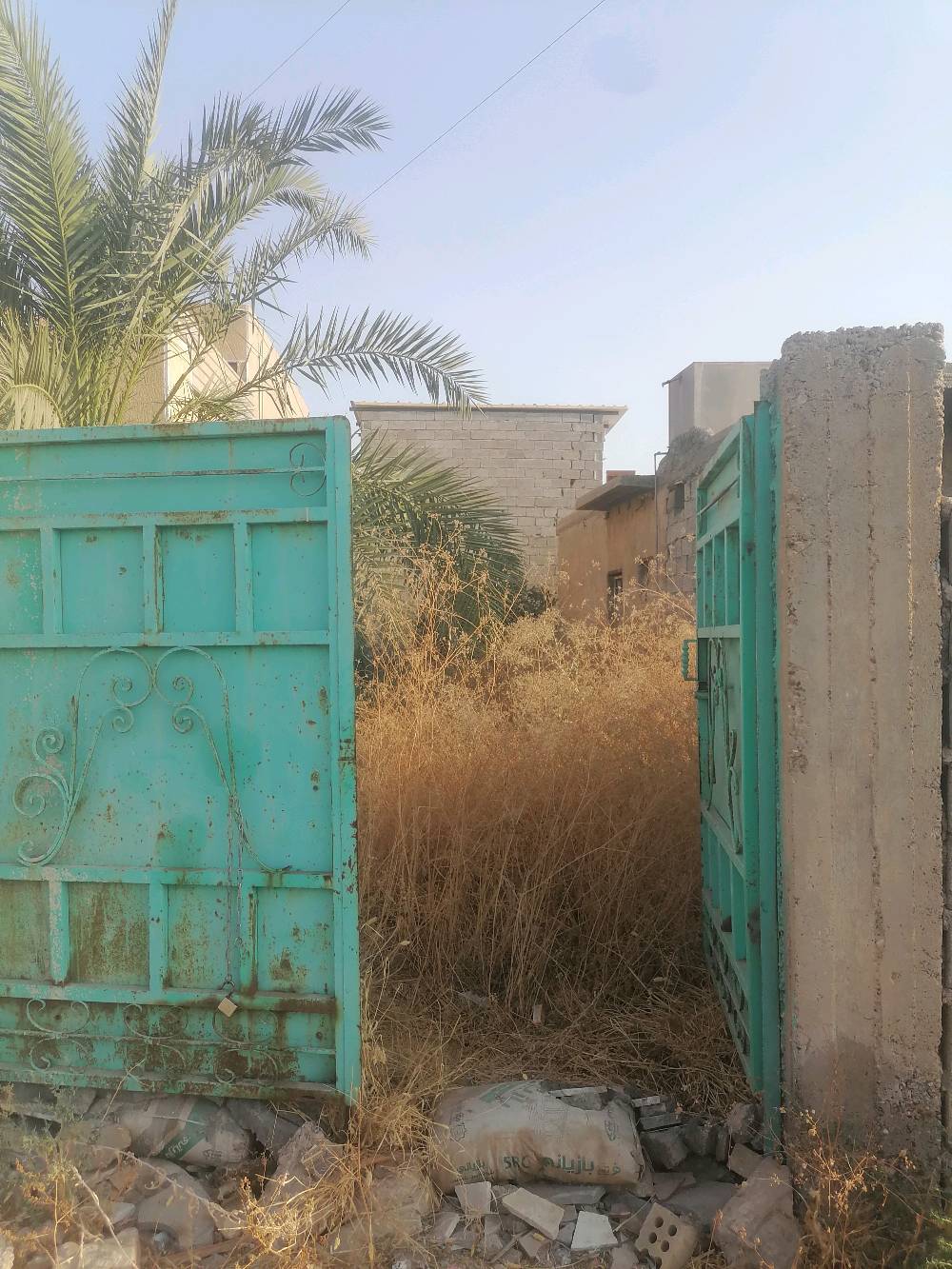 سلام عليكم هيكل. مساحته 325مربع. بي بناء 150متر يحتوي علئ غرفتين نوم كبيرات حمام مطبخ استقبال. تواليت خارجي. صب مسلح. الموقع. الراشديه قرية السلام السوامره سابقا.  سعر 55وبي مجال قليل. سند 25 زراعي. ***********