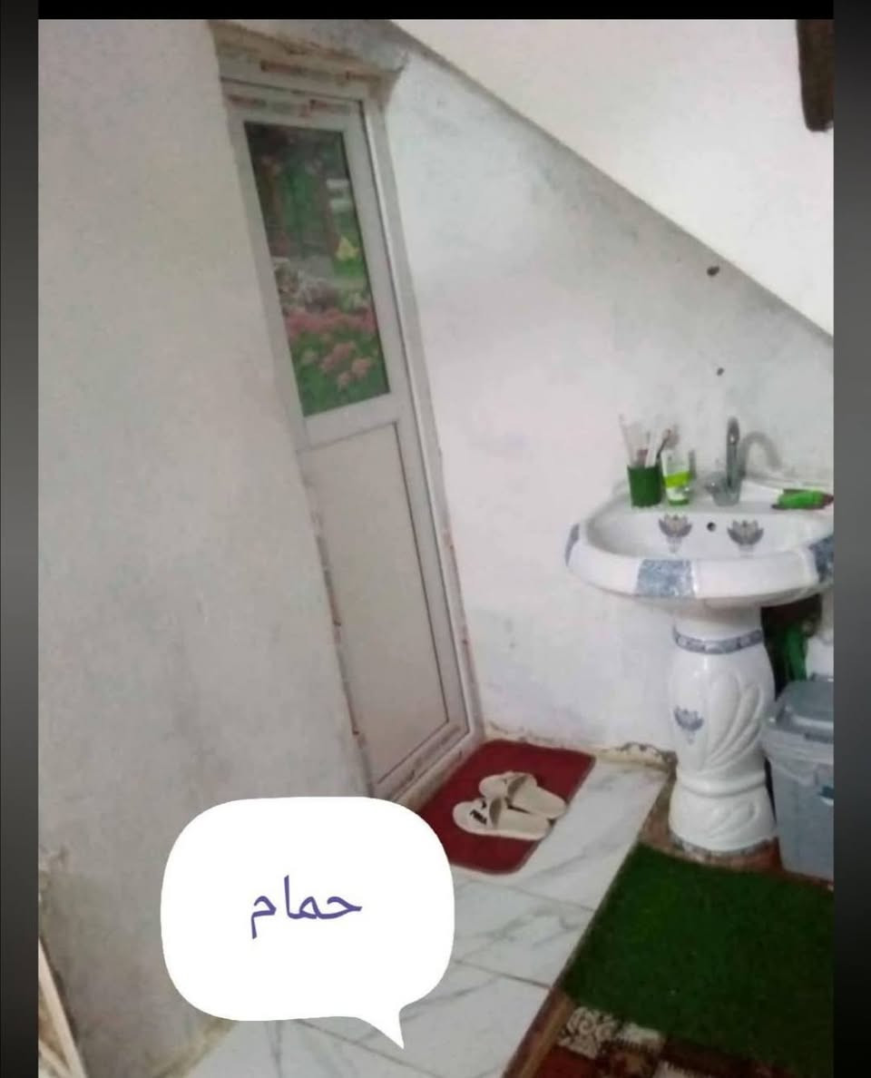 دار للبيع عقد زراعي يم سياج المطار المساحه 85 ، بي غرفه وصاله جبيره ومطبخ وحمام داخلي وصحيات خارجيه ومكشوفه وطارمه زغيره نظيف كلش الغرفه كامله بس البقيه صبه رايده 10 وبي مجال وهذا رقمي البناء بلوك والاساس طابوك ***********

نص مكتوب في الصور:
- الغرفه كامله
- المطبخ
- الصاله كامله بس الارضيه مفروشه نايلون كص
- حمام