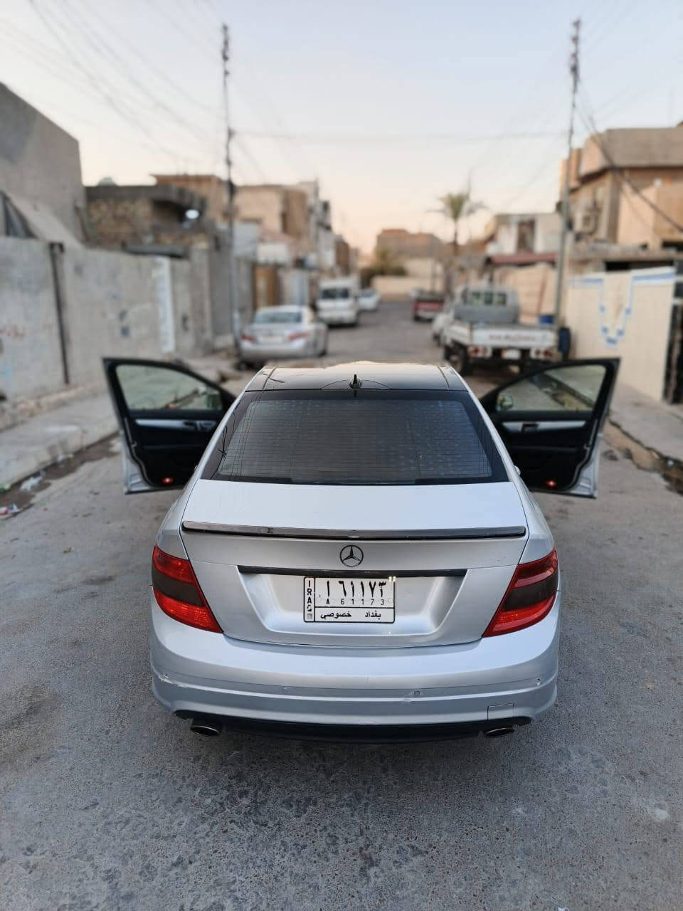 السلام عليكم
C300 sport 
2011 رقم بغداد شرط التحويل  
فول مواصفات  
محرك 6 
بانوراما 
تبريد قطعتين 
السياره مفوله الأخير 
كفاله حادث  وايرباك 
ما عده داير تاير الخلفي  عكس السايق  
***********
***********
مكاني فلوجه
