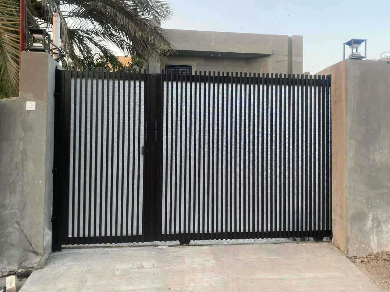 نوفر لكم تنفيذ وتجهيز:
🔹 شبابيك حديد مودرن بأحدث التصاميم.
🔹 أبواب خارجية وداخلية بتشطيبات راقية.
🔹 تفصيل حسب القياسات المطلوبة.
🔹 دهان حراري عالي الجودة ومقاوم للعوامل الجوية.
🔹 دقة في التصنيع وإتقان في التركيب.

✔️ تصاميم عصرية تناسب جميع الواجهات.
✔️ خامات ممتازة وأسعار منافسة.
✔️ تجهيز الجملة والمفرد.

📍 الأخوين  للأعمال المعدنية
📍 بغداد الأمين الثانيه قرب البانزيخانه 
⭐  خبرة في الأعمال المعدنية

📩 راسلنا الآن لمعرفة الأسعار أو لطلب تصميم خاص يناسب منزلك.

*********** 

ورشة الاخوين… عندما تجتمع المتانة مع جمال التصميم
#بغداد #

نص مكتوب في الصور:
- ورشة الأخوين نعمل كافة الأعمال أبواب - شبابيك - سندويج بنل محجرات شبابيك أبواب سندويج بنل مخازن سقائف للتواصل والاستفسار العنوان: بغداد - الأمين الثانية - قرب البانزيخانة ***********