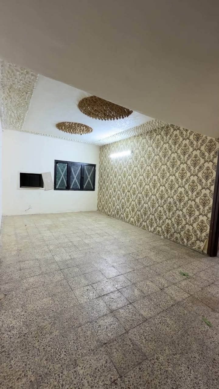 طابق ارضي • ٣ غرف • بلكونة حديقة
