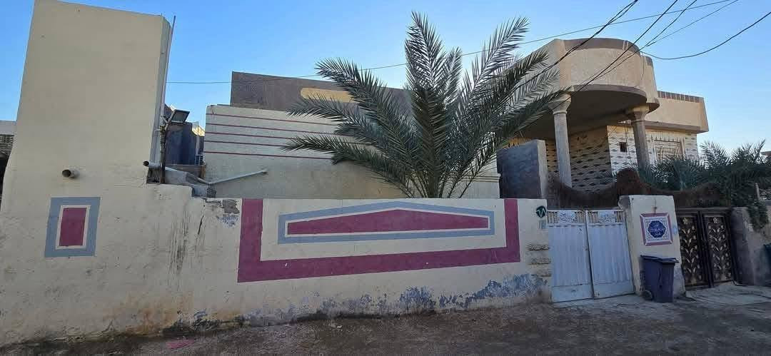 بيت للبيع مساحه 200 متر  طابو زراعي سند ٢٥ اقرار محكمه يتكون من طابقين الاول ٢ غرف نوم مع صاله كبيره واستقبال كبير ومطبخ و٢حمامات و٢ صحيات طارمه تسع سياره وحديقة ودرج خارجي الطابق الثاني يتكون من ٢ غرف نوم وحده منهن سويت مع صاله كبيره وسطح كبير البيت اعكاده السعر 115 للاستفسار الاتصال على الرقم ‏‪***********‬‏  موقعه بدايه شارع سيد اسماعيل الفرع الرابع الخدمات ماء خط مولده كهرباء مجاري اسواق
