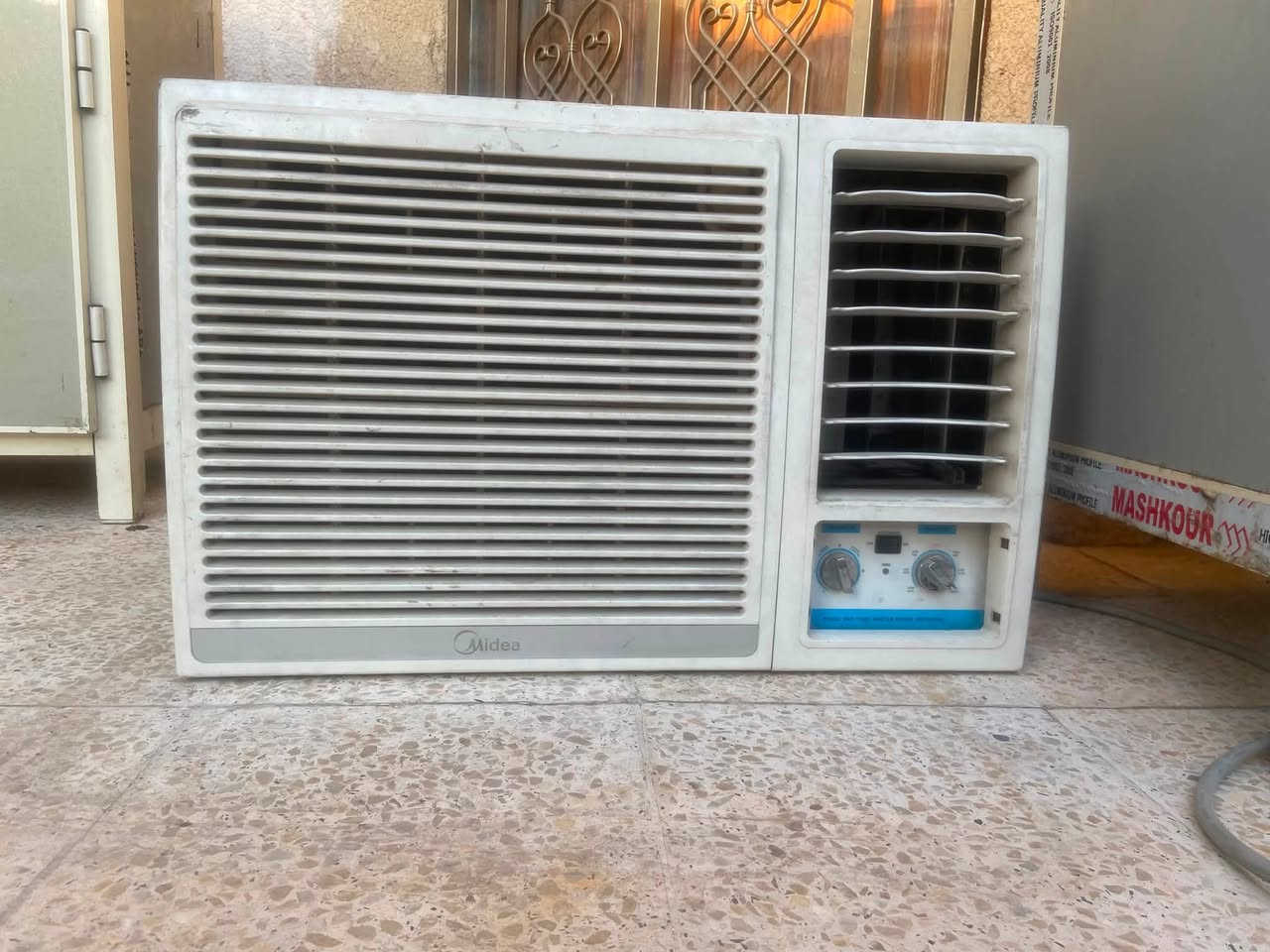 كاونتر و ملحقه و سنك و ملحقه للبيع ب٦٠٠
مكيف ميديا ٢ طن شغال محتاج غاز للبيع ب٣٠٠
للتواصل على الارقام 
 ***********
***********
