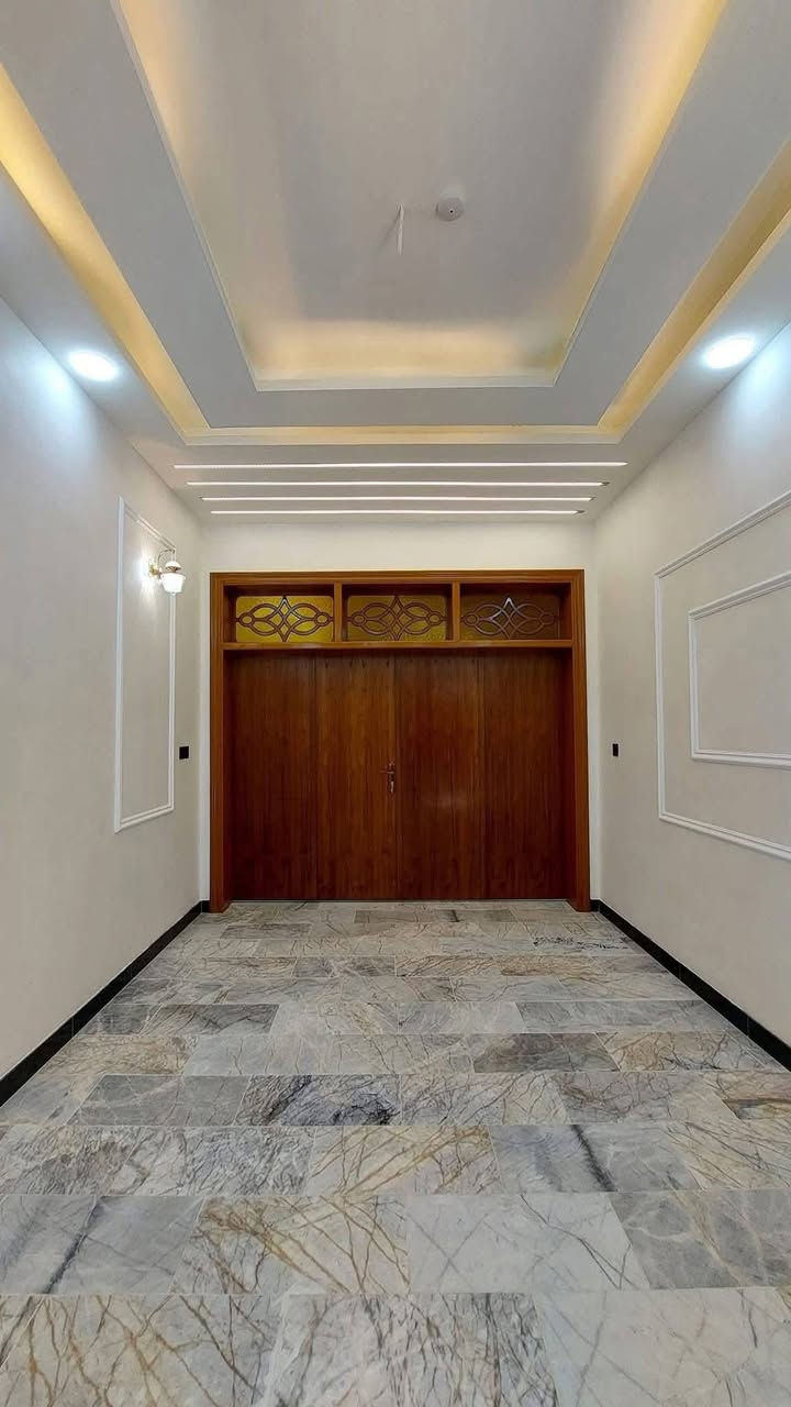 بيت ١٠٠متر طابق ونصف كونكريت بناء حديث قطاع ٧٣شارع ١٠متر خلف حلويات بابا روم السعر ١٧٥مليون مع المجال او مراوس بعقار اخر للاستفسار الكوفي للوساطة العقاريه ***********
