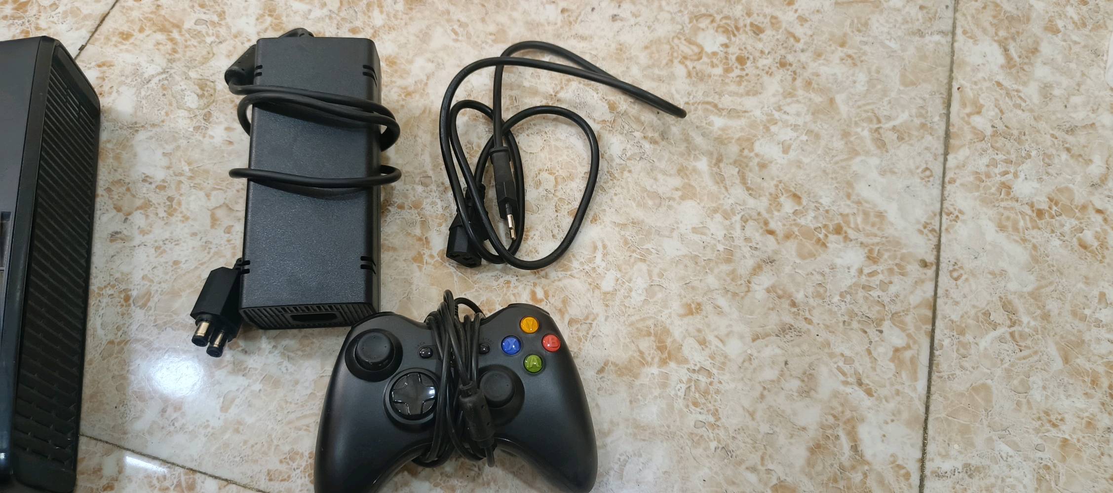 السلام عليكم اكس بوكس 360 سلم مستخدم ونظيف الكفر الخارجي مفتوح للتنظيف فقط يشهد الله ورسولة ونظامة اورورا احدث شيو ذاكرة  250G بي 117 لعبة كول اوف ديوتي جميع اجزائها و GTA5 و بيس 13 وفيفا و wwe17 ورزدنت ايفل 4.... الخ السعر 100 قفل والقرآن الكريم محتاج فلوس اريد اشتري لعبة GTA 6 للبلي 5 الصور موضح كلشي بيهن مكاني بغداد شارع حيفا أو منطقة العلاوي رقمي ***********
ممكن تذكرلي شنو الموديل بالضبط من الإكس بوكس 360؟ يعني سليم/إيليت/أسلات أو شنو؟: 
سلم
اليد اللي مرفقة شغالة زين؟ وهل هي أصلية لو بديلة، وبيها بطاريات/شاحن لو لا؟: 
الجوستك بالباكيت اخذتها والقران الكريم واير سلكي
عده سلك HDMI أو سلك AV ويا الجهاز؟ وشنو الأشياء اللي راح يستلمها المشتري بالضبط ويا البيع؟: 
محولة مالتة الاصلية وكيبل HDMI والجوستك عدد 1
هل الجهاز مجرّب وشغال 100% بدون مشاكل؟ يعني ما بيه حرارة زايدة، صوت عالي، أو تعليق؟: 
احدث نظام اورورا Aurora  ماكو اي حماوة فقط مفتوح الكفر للتنظيف فقط والله العظيم
التوصيل متوفر ببغداد لو بس استلام مباشر من شارع حيفا/العلاوي؟ وهل السعر نهائي لو بيه مجال بسيط؟: 
التوصيل فقط شارع حيفا و العلاوي السعر قفل 100 لان اريد اشتري GTA 6 للبلي 5 مثل ما موضح بالصور
