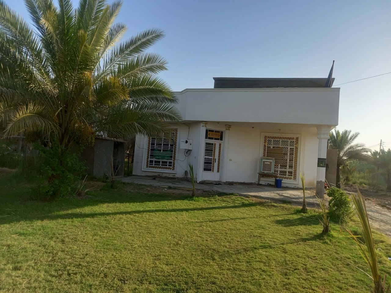 السلام عليكم
نصف دونم عقد ١١٧ تجاري علشارع ١٥م مباشر

مع بيت ١٢٠م تحت البناء بناء حديث سقف مسلح يحتوي على استقبال ٦×٤

صاله٥×٦

غرفة نوم ٤×٥

مطبخ٤×٤ مفتوح عالصاله 

صحيات داخليه وخارجيه

بيتونه٥×٦

الموقع الحسينيه على الحولي مباشر خلف مستشفى الحسينيه مباشر

***********
