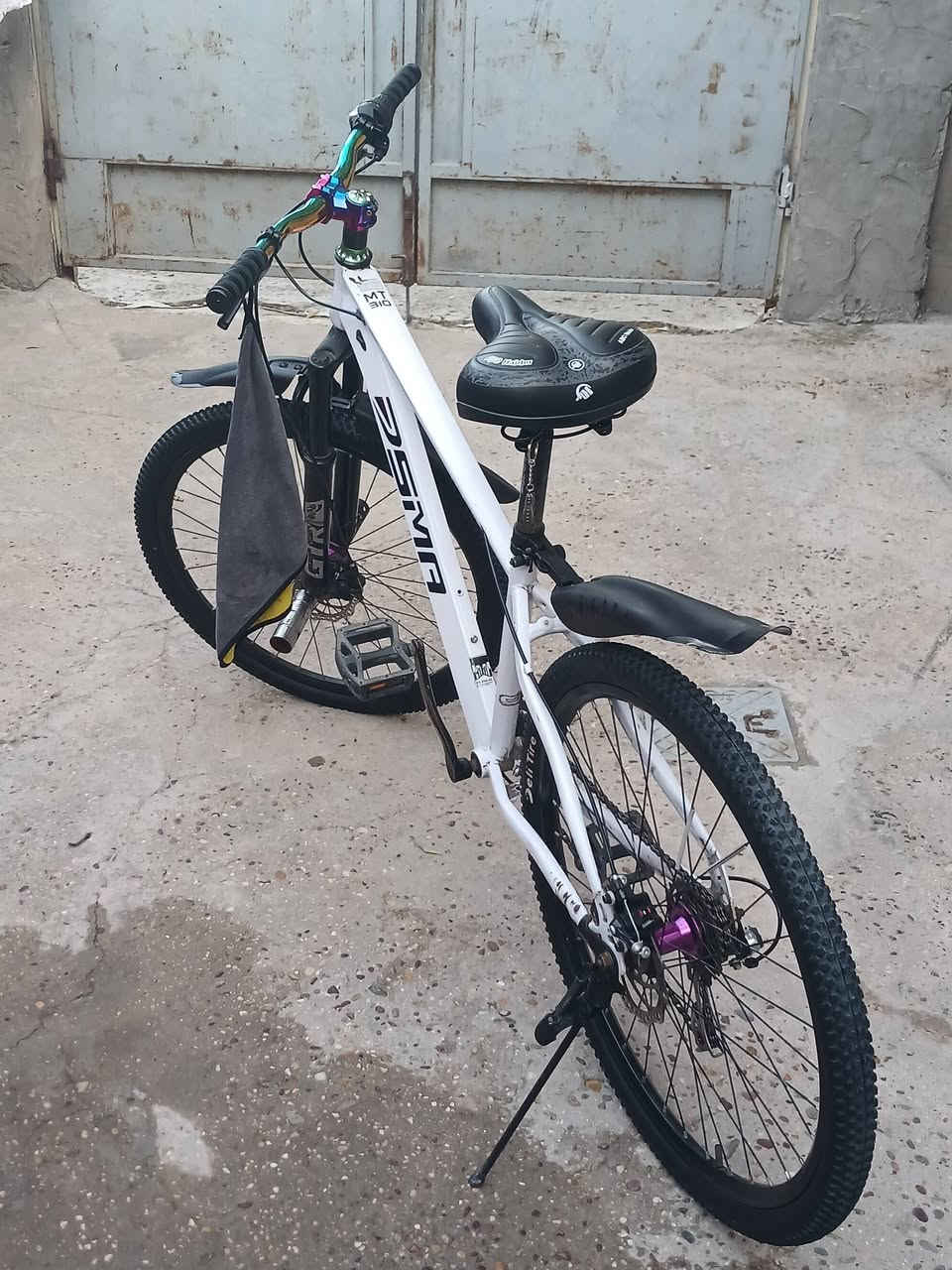 السلام عليكم
بايسكل (جبلي . رياضي . استعراضي )كلشي يرهم 

يرهم مراوس حسب القناعة

سريع كلش 

السرعات 3×7 

ماركة DSMA

نضيف كلش النضافة 95%

كلشي جديد بي

اي نقص مابي 

ستيرن 7 الوان 

بطيخة 7 الوان امامي خلفي 

تاير زوج جدد 

يعني بايسكل مرتب 

اخذة وطلع بي كبل 

ربع ما تصرف علية

سعر البايسكل 160 وبي مجال بسيط 

مكاني بغداد الزعفرانية شارع الكهرباء 

رقم ***********

واتساب فقط
