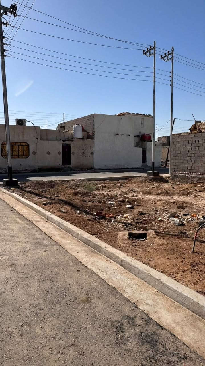 السلام عليكم
قطعه ارض للبيع 
المساحه 100 متر مربعه
خدمات كامله من كهرباء مي مجاري 
القطعه ركن مكان القطعه حي الرحمه الثانيه 
قرب مركز شرطة حي الرحمه 
القطع هاي وزعوها للمتجاوزين يعني اصير طابو 
للتواصل ***********
التواصل وي صاحب الرقم انه مكلف بنشر

