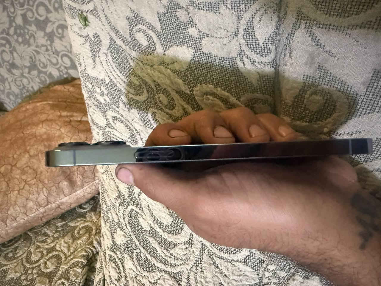 السلام عليكم
ايفون ١٣ برو ماكس 

الجهاز نضيف كما موضح

ب الصور الجهاز بلادي مامفتوح 

كل تفاصيله موجوده بالصور شرق اوسط

اي استفسار اتصل ***********

سعر الجهاز ٦٥٠ مع الكارتونه 

مكاني بغداد 

تحياتي الكم 🌺
