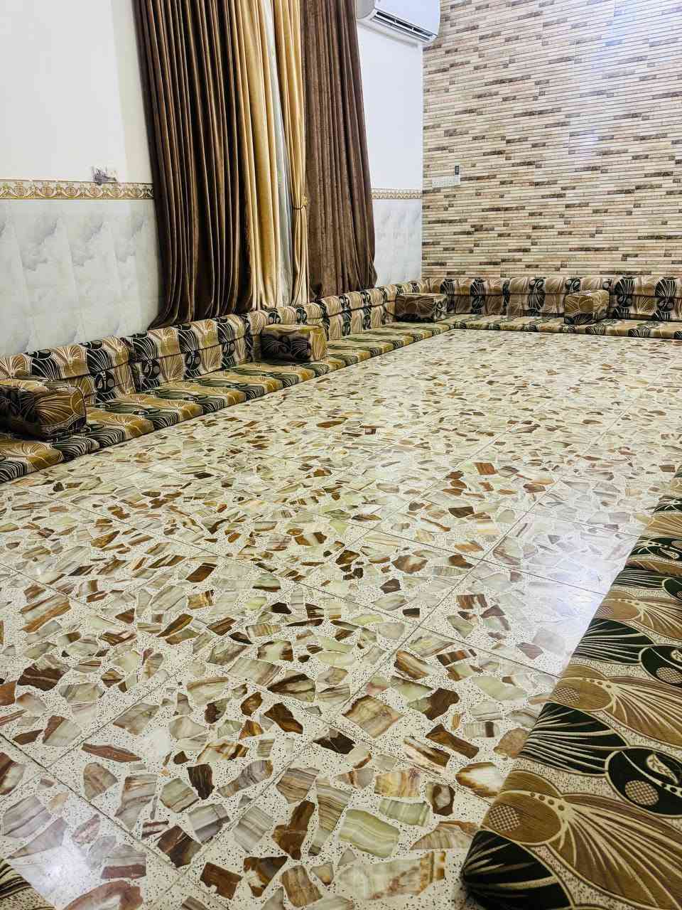سلام عليكم عندي ديوان مستعمل 7×4 سعره 200 تواصل على الرقم ***********
