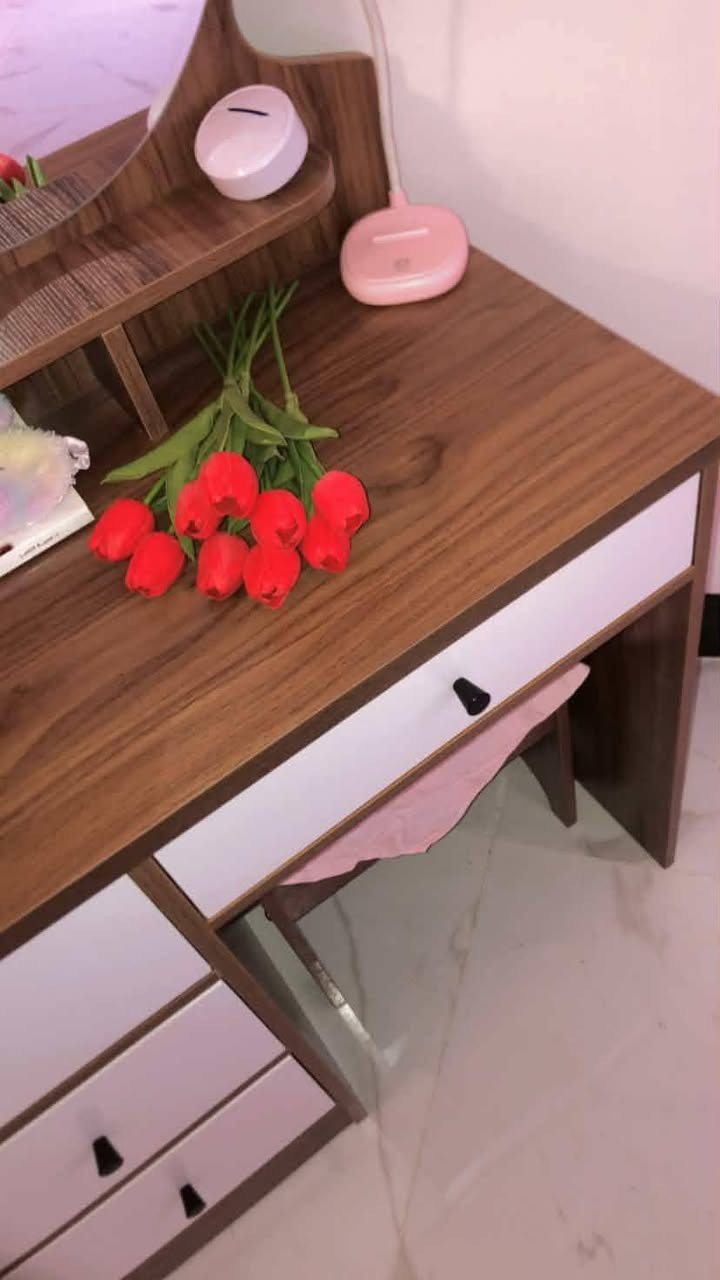 ميز تواليت جديد السعر 120
***********
