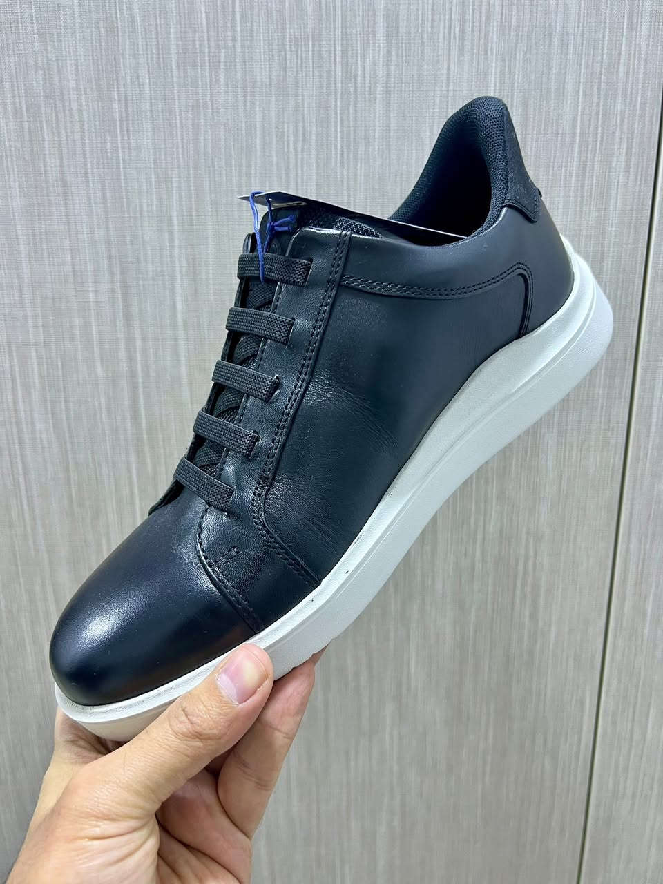 حذاء رجالي Rockport جديد وكالة

الحذاء مصنوع من جلد طبيعي 100% بلون اسود أنيق، مع تصميم عصري ونعل مريح جداً مناسب للمشي والاستخدام اليومي.

المواصفات:

 • الخامة: جلد طبيعي
 • اللون: لون اسود
 • المقاس:  43
 • مزوّد بتقنية STEP ACTIVATED

السعر 125 الف ، تواصل خاص
او واتس اب
***********
