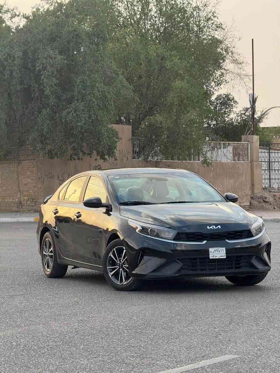 سلام عليكم 
كيا فورتي 2023 فول مواصفات عدا الفتحه
مكينه دوش2000رقم بغداد معوقين 
السياره جديده بمعنى الكلمه السياره مبدل بيه جاملغ الامامي وصبغ باب السدر ضربته حلوه سطحيه فقط السياره ماشيه70الف ***********

