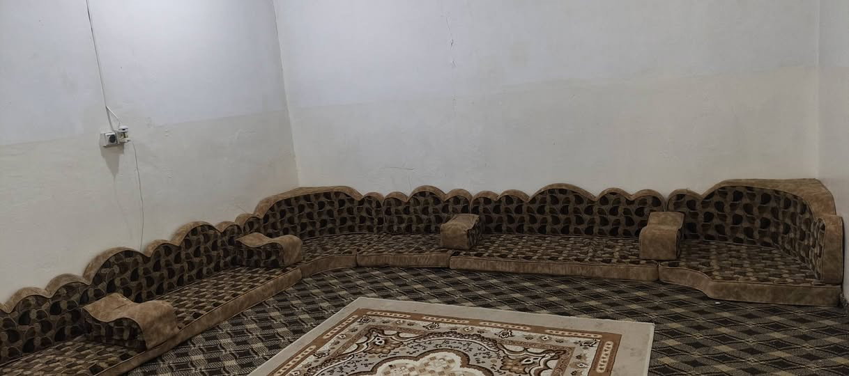 مد عربي ديوان اسفنج ضخت ما نازل بشرط فقط تقريبا شبر اقل والله صاحبها مليون فصلت مستخدم  سنة ونص الي يريد  السعر 300 الف ومجال عنوان دوميز
