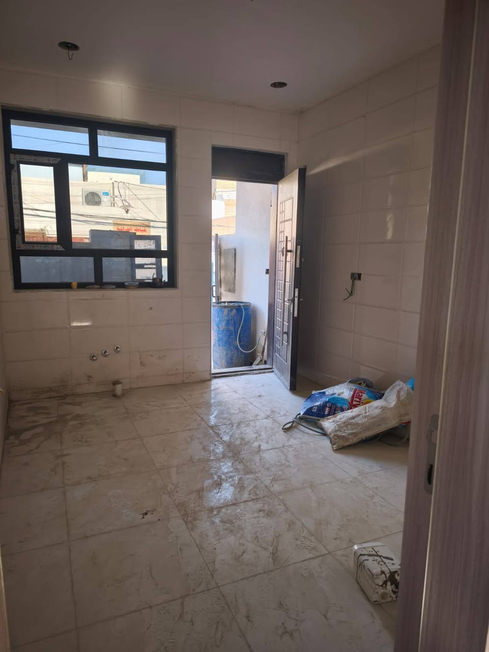 السلام عليكم 
داران بناء حديث درجة أولى طابقين مساحة كل دار ١١٨ متر يحتوي على 
الطابق الاول 
مطبخ+ إستقبال+ حولي+ صحيات+ غرفة نوم+ منور عدد ٢
الطابق الثاني 
غرفة نوم+ صحيات+ سطح كبير 
موقع مميز يبعد عن السوق والمرقد خمس دقائق 
العنوان بغداد المدائن بداية بستان الجمعيه 
للاستفسار الاتصال على الرقم ***********
غير متواجد على الفيس
