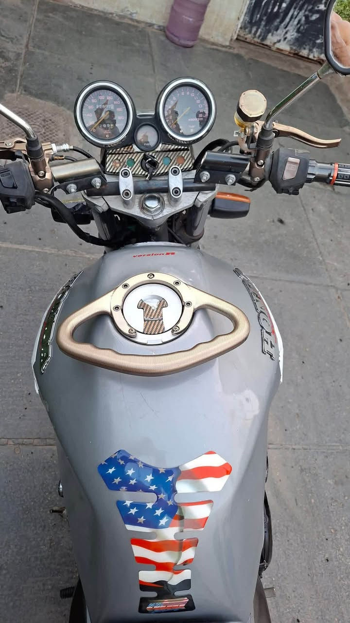 السلام عليكم CB400جيل اول للبيع دراجه ماشالله عليها فول نضافه نصبتها تخبل معدل180شرط اول ثاني ثالث بطناش دراجه جاهزه من كلشي مابيها نقص برقي سعر 12 ورقه وبيها مجال قليل مكانها الاسحاقي  الموشراي لايتعبنه رقم تلفون ***********ادمن❤️❤️
