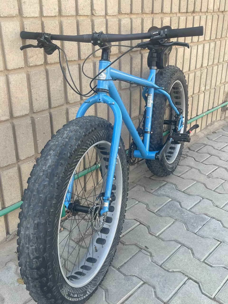 🚨 للبيع – SURLY النادرة 🇩🇪🔥

اليوم جبتلكم شي مميز ونادر شويّة 👌
🚲 دراجة SURLY – دبابه استيراد ألمانيا 🇩🇪
📏 الحجم 26 L
⚙️ سستم DEORE SLX
🔧 عدد السرعات 10×2
🇺🇸 صينية وبراكيت SURLY
🔩 الدراجة تقريباً كلها SURLY من التايرات للويالة وكل التفاصيل.

🎛️ ويالتها نظام شفت بولبرن وصوتهم طرب 🎶
💪 الدراجة بيها سياقة وثباتها وأدائها صدك روعة.

📍 الموقع: بغداد – المنصور
📞 ***********
