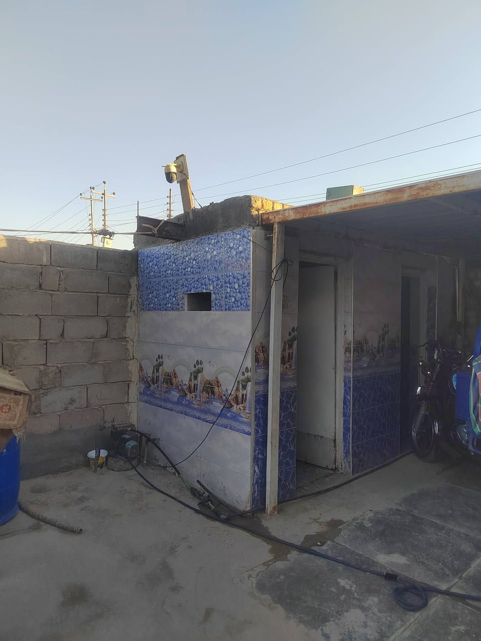 السلام عليكم  بيت عد المعالي يم جسر المعلق مساحه 460بناء طابوك ورباط بناء 2023عكاده يتكون من اربع غرف الرابعه هيكل 
صالتين او مطبخ اوبراني او صحيات او كراج مال سياره السعر 35وبي مجال لشراي
استفسار علا الرقم ***********
