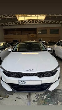👋🏻.   للبيع K5 2024 1/1 1600 توربو لون ابيض 🤍  موصفات السيارة : 🚘  - ش...