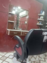 ميز عدد ٢ وكرسي واحد للبيع ٠٧٧٠٦٥٤٧٤٤٥