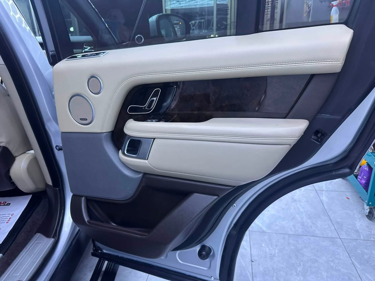 للبيع Range Rover Vogue HSE P400

▪️ موديل 2020
▪️ وارد أمريكي حادث خلفي بدون ايرباك 
▪️ محرك P400 – 6 سلندر
▪️ اللون فضي – داخل بيج
▪️ الممشى حاليًا 81,000 كم
▪️ السيارة نظيفة ومرتبة
▪️ مصاريف وصيانة حديثة
▪️ جاهزة للاستخدام

💵 السعر: 39,000$
التفاوض بالمعقول عند المعاينة فقط.

📍 بغداد
📩 للتواصل خاص أو اتصال
***********
