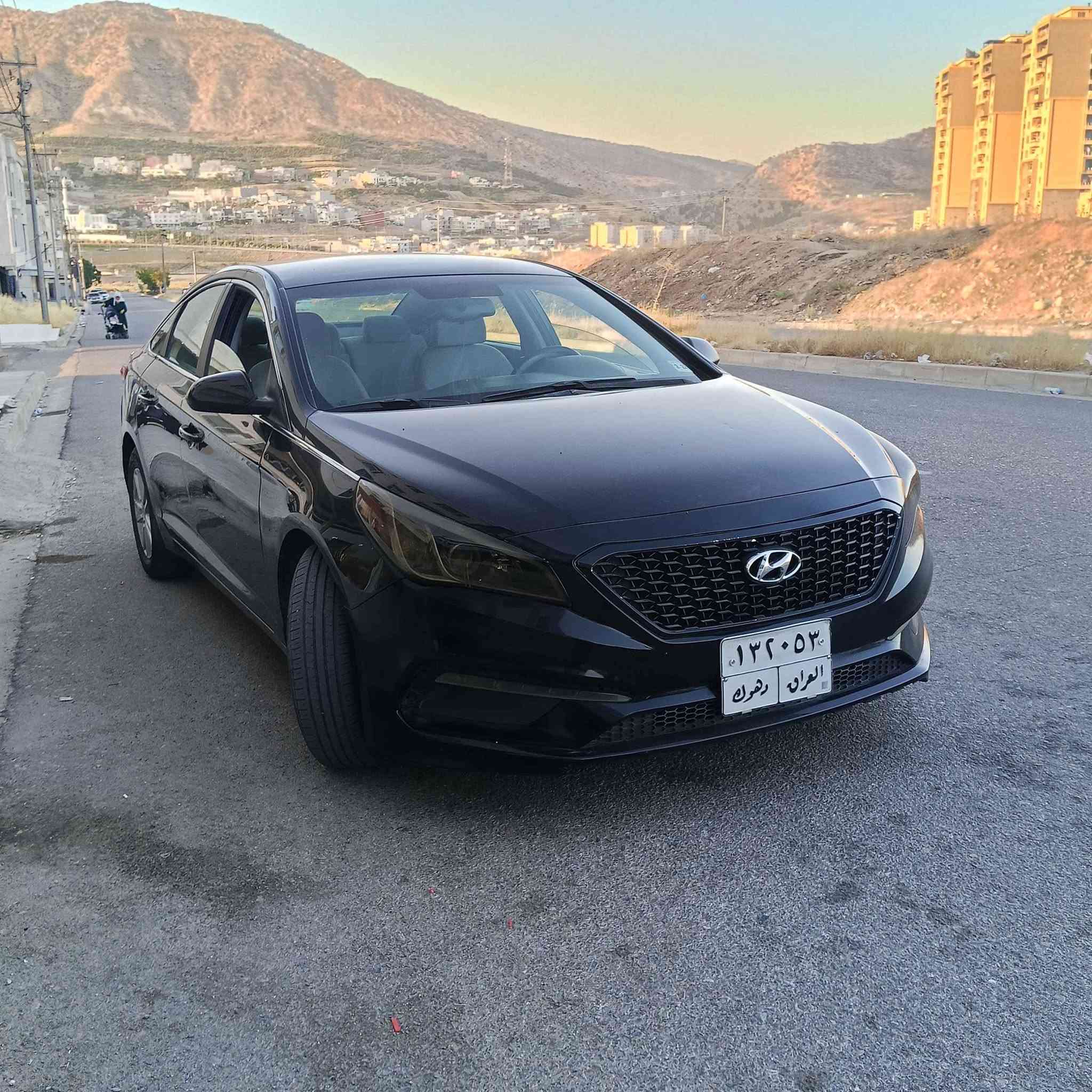 هونداي سوناتا أمريكي 
موديل ٢٠١٧ محرك ٢،٤ gdi
كير ومحرك وتبريد بشرط 
ماشيه ١٠٢ ألف ميل 
كير و محرك ما مفتوح وبشرط
رقم دهوك وموجوده بدهوك 
سنويه منتهيه شي سنتين
باسمنا تحويلها بشرط ونفس يوم
صدر وحداديه وطقم كلها جديد 
مكانها دهوك داخل دهوك 
سياره بيها 
بونيد وجملوغ يم سايق بدون دواخل
جاملوغ خلفي وباب ورا سايق و
باب ورا سكن هم بدون دواخل 
بجم كبس 
بجم ولغود وشواصي وايرباكات وضع شريكه
يعني بدون دواخل وبشرط 
تحسبها خمس قطع بدون دواخل 
سعرها ٩٩ ورقه ونزل ٣ غرامه كاميرات
ما اراوس ما ابيع بالاقساط 
فقط للبيع ونقد 
اقراء منشور اولا بعدين خابر
*********** واتس اب دهوك, العراق

