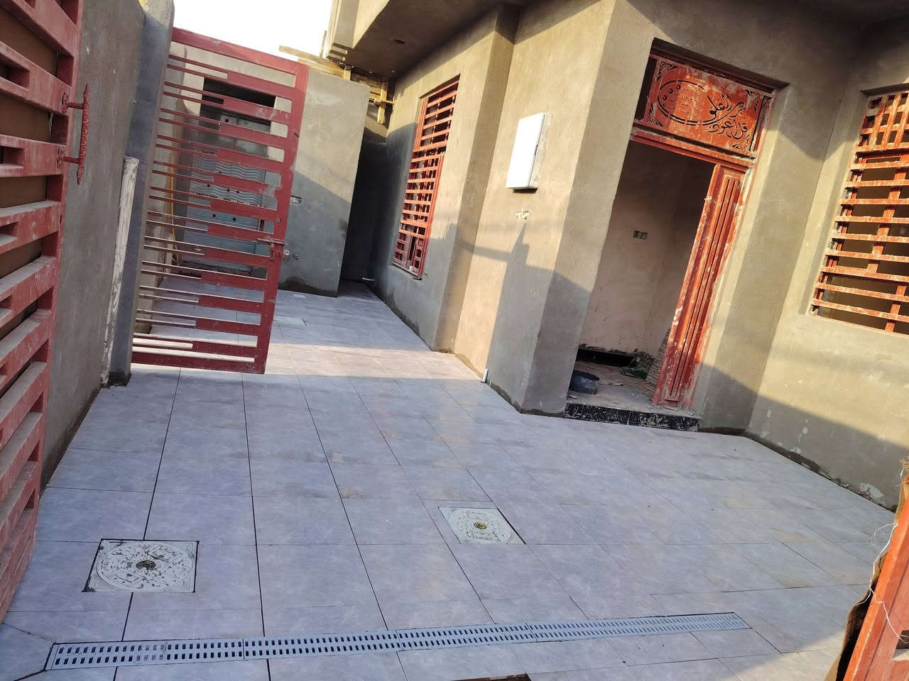 السلام عليكم.
بيت  ركن للبيع
في مجمع حجي حسين مقابل المستشفى.
بالملحق قرب مجمع الرحمه السكني
المساحه ٢٠٠ متر غرفتين وصاله ومطبخ ومدخل واستقبال. صحيات داخل وخارج 
البيت بناء حديث كله درجه اولى طابوق وصب كونكريت. كامل كله 
بعده عايز فقط بورگ بياض. وكهربائيات وجام.
اما الباقي كله كامل ارضيه وسيراميك مطبخ مجاري ماء لبخ سمنت جص كله كامل. عوزه فقط بورگ وكهربائيات. للإستفسار عل رقم ***********
