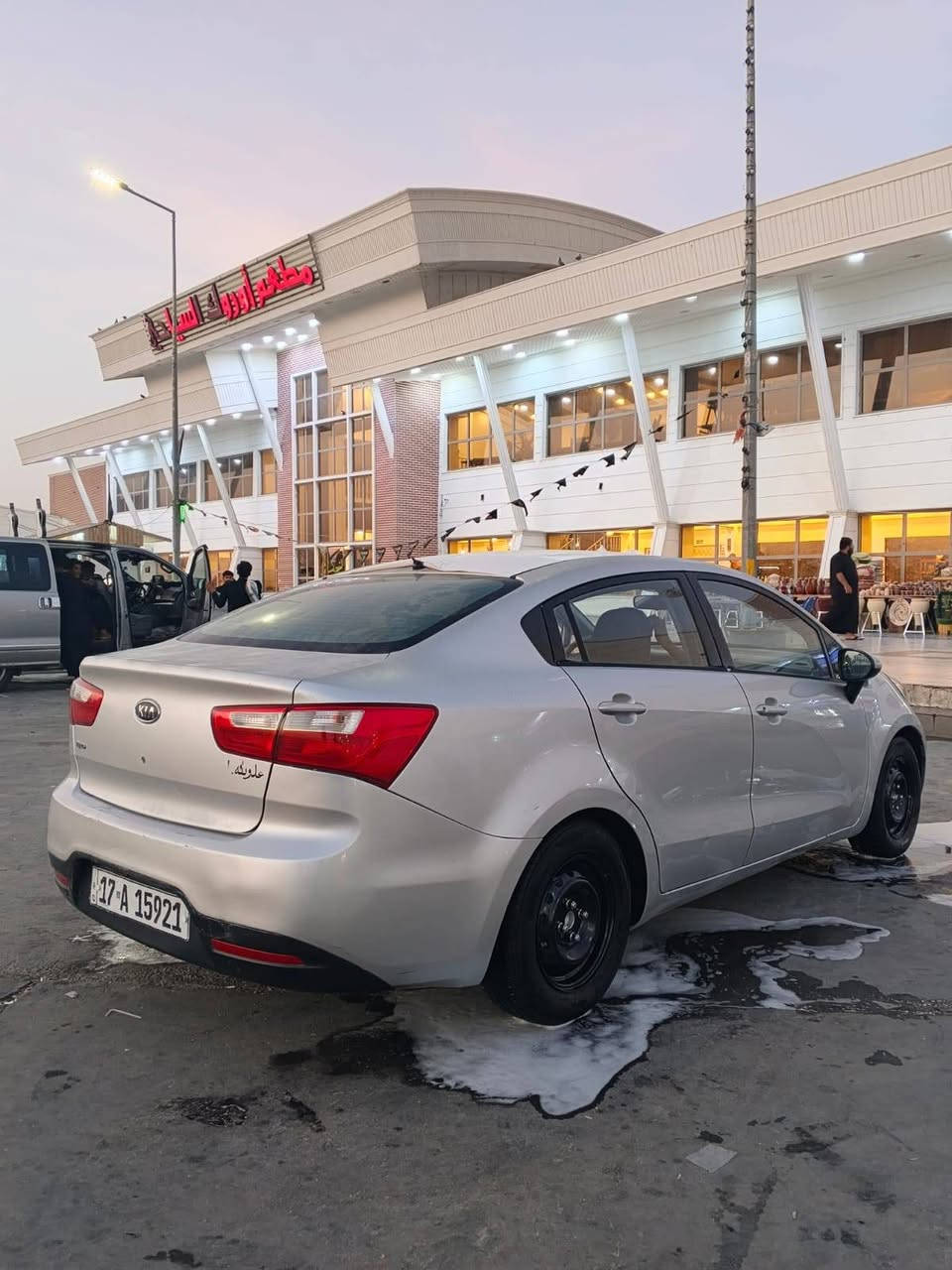 السلام عليكم كيا ريو موديل 12بسمي رقم مثنى سيارة ضربه بنيد ونفسه مصلح والباقي مكفول تجي وتشوف كير مكينه حداديه تبريد كله جاهز السعر 85وبيها مجال لطيبين  استفسار على رقم ***********
