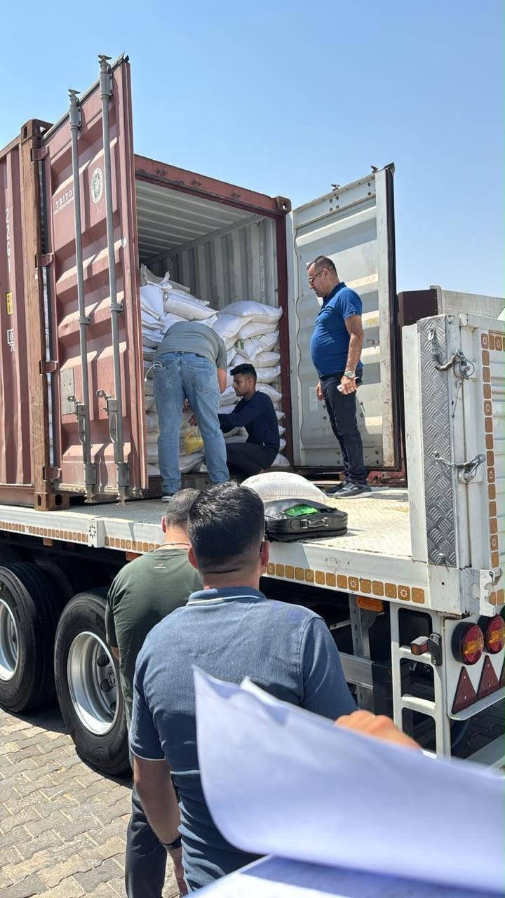 تعلن شركة فيض السنابل عن وصول وجبة جديدة وممتازة من سماد كبريتات الأمونيوم ذو الجودة العالية (منشأ صيني 🇨🇳).
​مميزات التركيبة (21-0-0-24S):
​نيتروجين (Nitrogen): بنسبة لا تقل عن 20.5% لتعزيز النمو الخضري وزيادة الخضرة في النبات.
​كبريت (Sulphate): بنسبة لا تقل عن 23.5% لتعزيز معالجة ملوحة التربة وتحسين امتصاص العناصر الغذائية.
​الوزن: كيس سعة 50 كغم.
​​📍 الكميات متوفرة الآن!
للحجز والاستفسار يرجى التواصل معنا عبر الرسائل أو الاتصال على الرقم: [***********
*********** /***********
العنوان: [أدخل العنوان/الموقع]
​#شركة_فيض_السنابل #أسمدة_زراعية #كبريتات_الأمونيوم #زراعة #سماد #محاصيل
