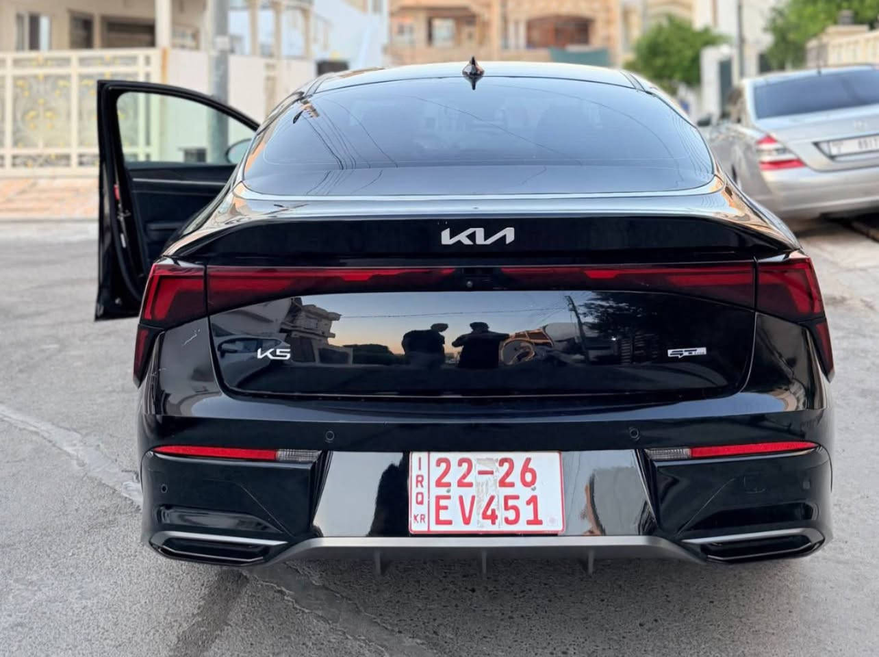 🚘 للبيع | كيا K5 GT-Line موديل 2025
السيارة بدون رقم — تترقم شمالي

🇺🇸 الوارد: أمريكي
🔧 الضرر: خفيف جداً، فقط حافة الجاملك الأمامي ومصبوغ
✅ بدون دواخل
✅ بدون فتح إيرباك

⚙️ المحرك: 2.5 GDI تنفس طبيعي
🛣️ الممشى: 19 ألف مايل فقط

المواصفات:
🔹 فئة GT-Line بدون بانوراما
🔹 شاشة 12.3 إنچ + نافيگيشن
🔹 أبل كار بلاي + أندرويد أوتو
🔹 شاحن لاسلكي
🔹 مقاعد جلد SynTex
🔹 كرسي السائق كهربائي
🔹 تدفئة كراسي أمامية
🔹 تشغيل بصمة + تشغيل عن بُعد
🔹 رادار ومثبت سرعة ذكي
🔹 نظام النقطة العمياء
🔹 المحافظة على المسار
🔹 حساسات أمامية وخلفية

💵 السعر: 182 ورقة — مجال بسيط جداً للجاد
📍 الموقع: أربيل

📞 للاستفسار:
*********** — واتساب
***********

🔢 رقم الشاصي:
KNAG64J74S5281013
