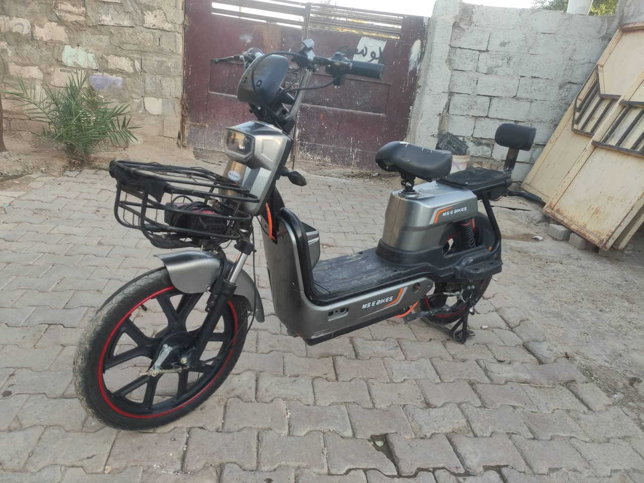 دراجه شحن اي عيب ما بيه سعر 300بيه مجال 
رقم التلفون ***********
