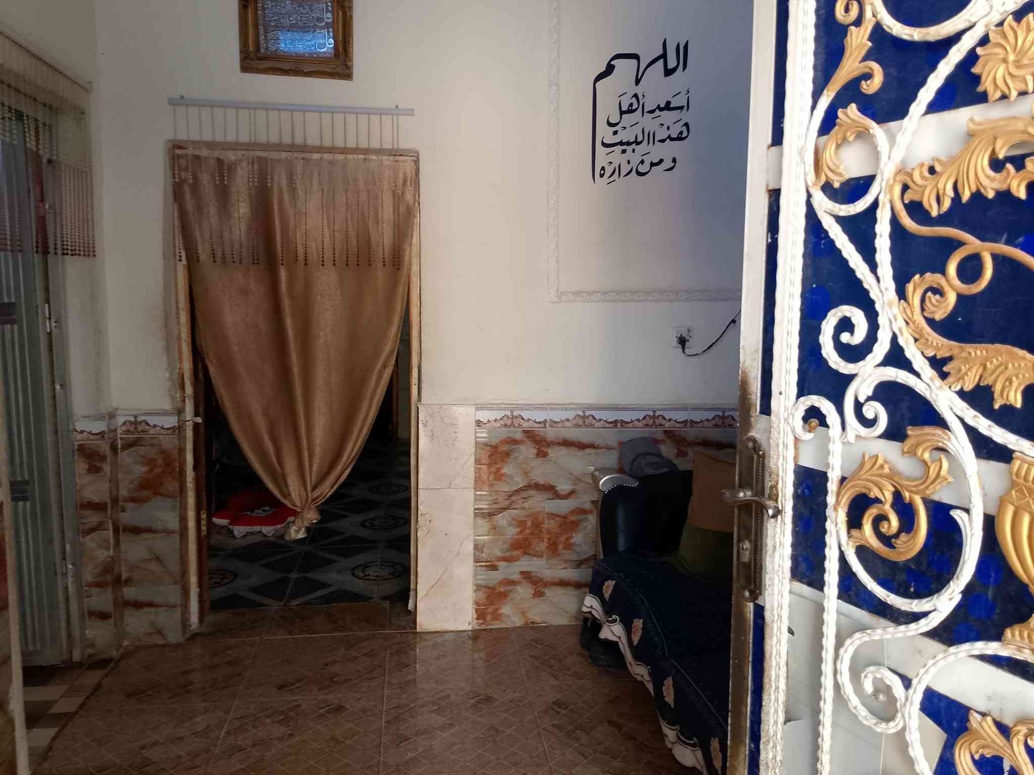 بيت زراعي لبيع طابقين مساحه 220 يتكون من غرفتين و صاله و مطبخ و ديوانيه و حمام داخلي و خارجي و طارمه و الطابق الثاني مشتملات 2 السعر 105 عنوان ناصريه المهديه مقابيل عمارات الشموخ
