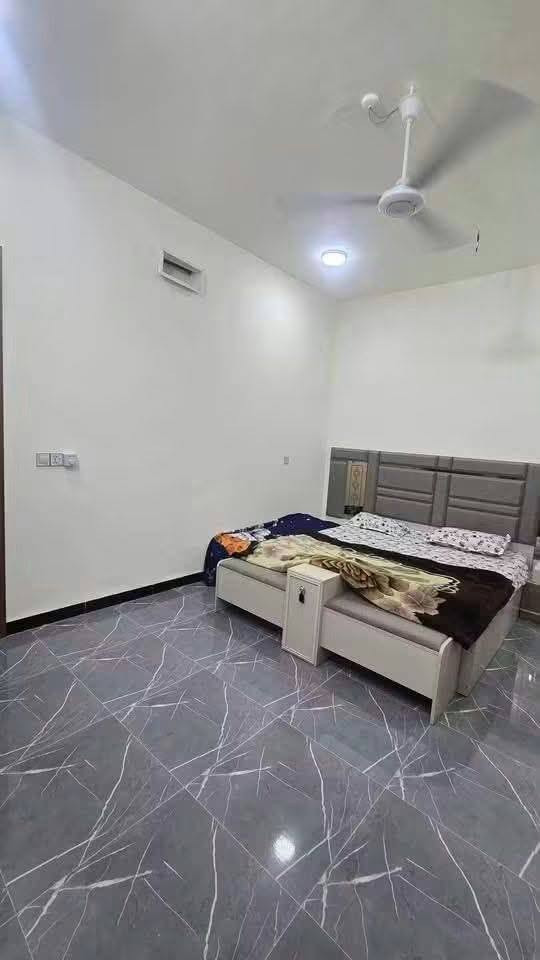بيت للبيع
المساحه : 200 م زراعي كونكريت مساح 
الموقع: حي الجامعة مجاور حيدر ابن حجي هندي 
بناء جديد + جاري العمل بالواجهه
محتويات البناء ( غرف نوم 2 + مطبخ حار وبارد + استقبال + صاله + صحيات داخليه وخارجيه + مخزن مع البيتونه 
خدمات كامله الاستفسار تصال ‏‪  ***********
