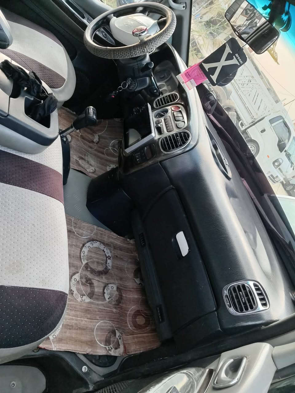 السلام عليكم ٧ مسكر اوتوماتيك رقم بغداد انكليزي ب اسمي بيها صبغ بل ربع جوه باب السلايت وبيها تعديل بل جاملغ مال السايق جوه القاعده مال الباتري والباقي سياره جاهزه فول مواصفات اربعه دسك حاكيه تبريد للاستفسار الاتصال ***********السعر 100$بيها مجال مكان السياره بابل

