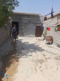 بيوت عدد ٢ للبيع واحد مساحته ٢٠٠ متر ول ثاني ١٠٠ متر سقف سندويج البيوت...