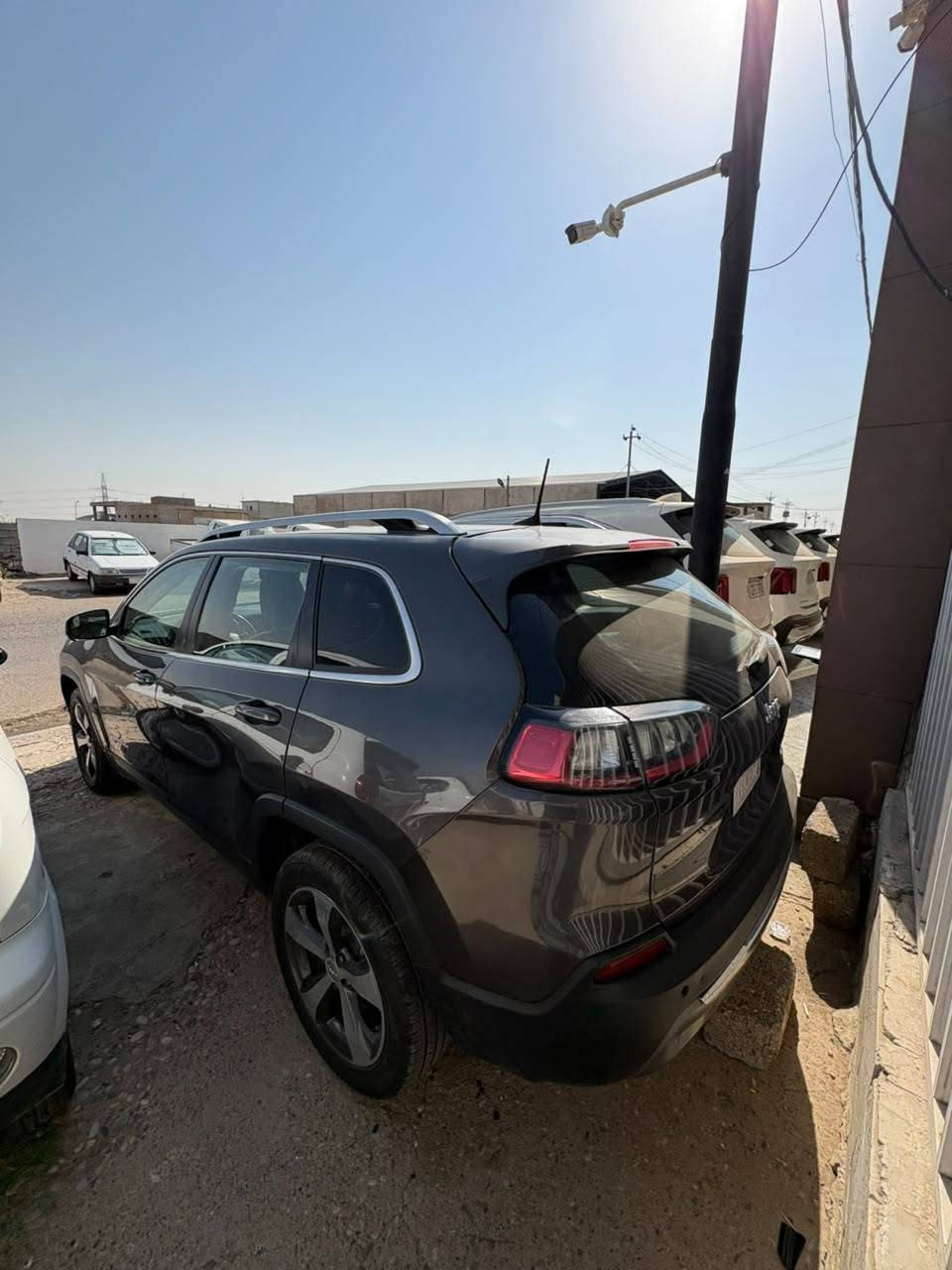 جيب  شيروكي بزون
٢٠٢٠ 
رقم بغداد جديد 
هزة جديدة
الضرر بوند صبغ وجاملغ
صورالضرر موجودة
مكان السيارة الموصل الايسر 
السعر ١٣٠ ومجال
***********
