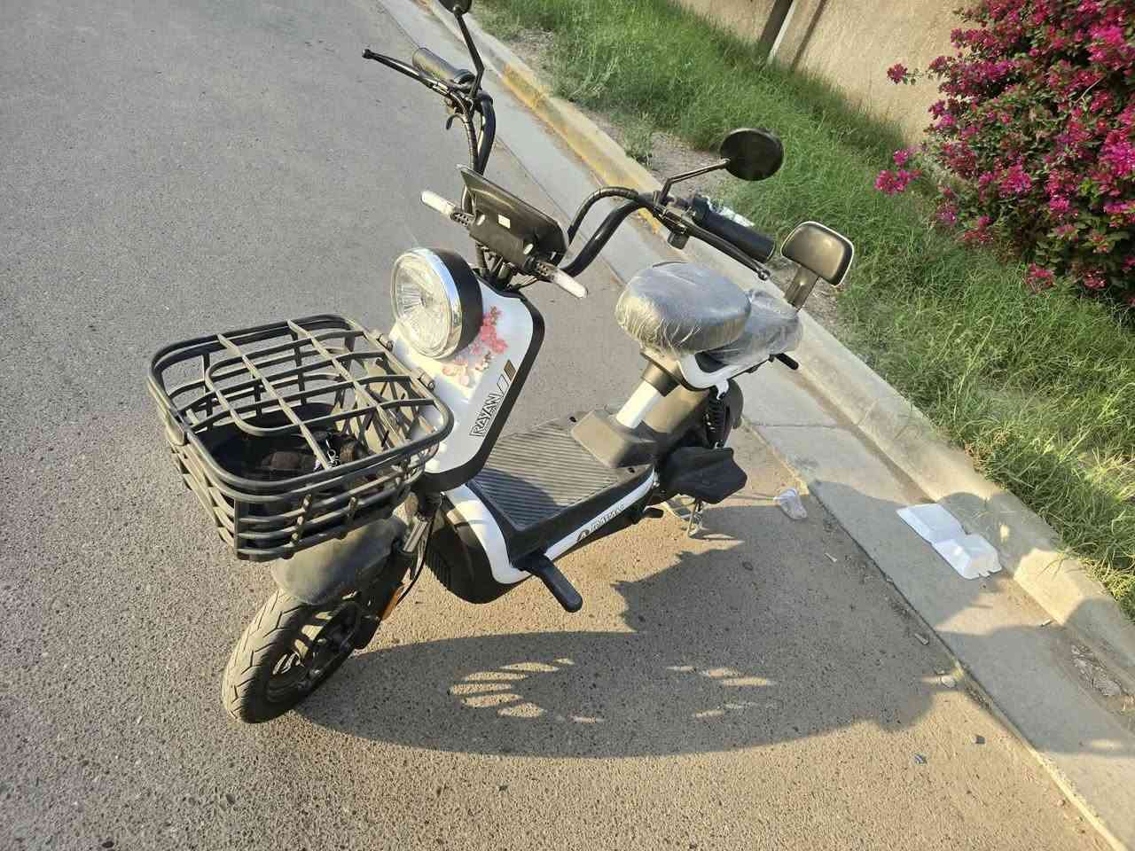 دراجة للبيع
السلام عليكم 
دراجه شحن للبيع نظافة فول محرك كهربائي (Hub Motor) 🏍
 اربع بطاريات بيها و 3 سرع حقيقيه وبيها كيرين 
🔋شاحنه اصليه
 دراجه كلش نظيفه مال بنيه مشتغله اقل الشهر كلشي شغال بيها نقصها بس بطاريات لان متروكه صار فتره
السعر ٣٠٠ وبيهه مجال بسيط للشراي
العنوان المنصور 
للاتصال وتساب 
***********
