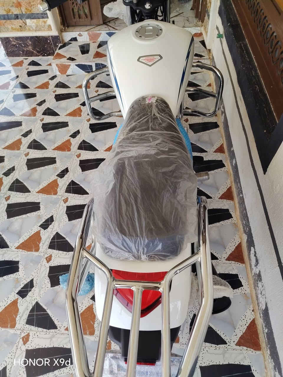 للبيع موديل 26 ***********

نص مكتوب في الصور:
- HONOR X9d