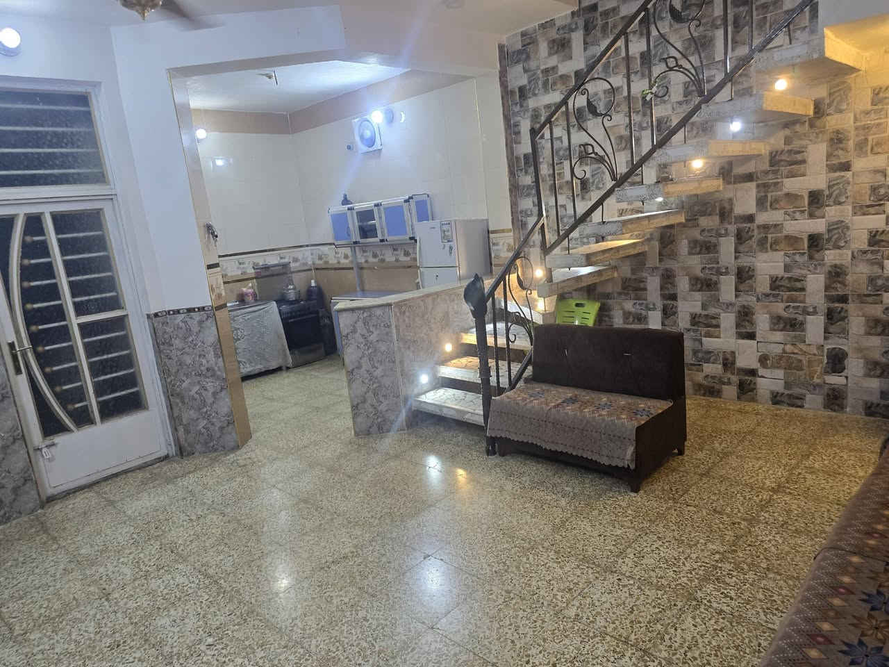 بيت طابو زراعي سند ٢٥
المساحه ١٢٥ متر 
الواجهة ١٠ متر  و

النزال ٢٠ متر
بيت بناء كونكريت مسلح 
يتكون من غرفتين وصاله ومطبخ وصحيات داخليه وخارجيه 
الموقع جيد جدا 
شارع علي قماره 
خلف الحسينيه تبعد عن الشارع  الرئيسي ١٠٠ متر

عرض الشارع ٦ متر موقع ممتاز 
للاستفسار والاتصال على الرقم التالي ***********او مراجعه مكتب دلاليه سيد عيد للعقارات شارع ٦٠ مجاور سلوان ابو الكاشي 
مقابيل اسواق ابو العبد شارع علي قماره
