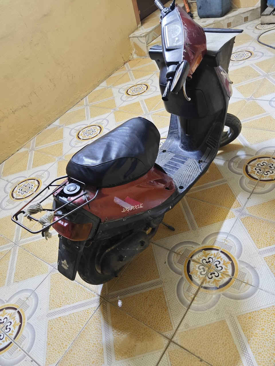 المحرك: 50cc محرك تعمير جديد بالكامل، عزم قوي ونشاط ممتاز (2T اقتصادي جداً).للبيع: سكوتر ياماها جوج بوش (Yamaha Jog Poche) ياباني أصلي 🛵
التشغيل: هندَر (سريع التشغيل من أول ضربة).
الملحقات: السلة الأمامية الأصلية المدمجة + الحمالة الخلفية.
الحالة الفنية: الكهربائيات والدبلات والإطارات بحالة ممتازة وجاهزة للتنقل.
البدن الخارجي: حالة مستعمل طبيعية (خدوش ونقص بسيط بالكفر موضح بالصور).
💰 السعر: 300,000 دينار عراقي (وقابل للتفاوض البسيط للشراي ).
📍 المكان: [موصل -حمدانيه]
📞 للتواصل والاستفسار: [***********]
