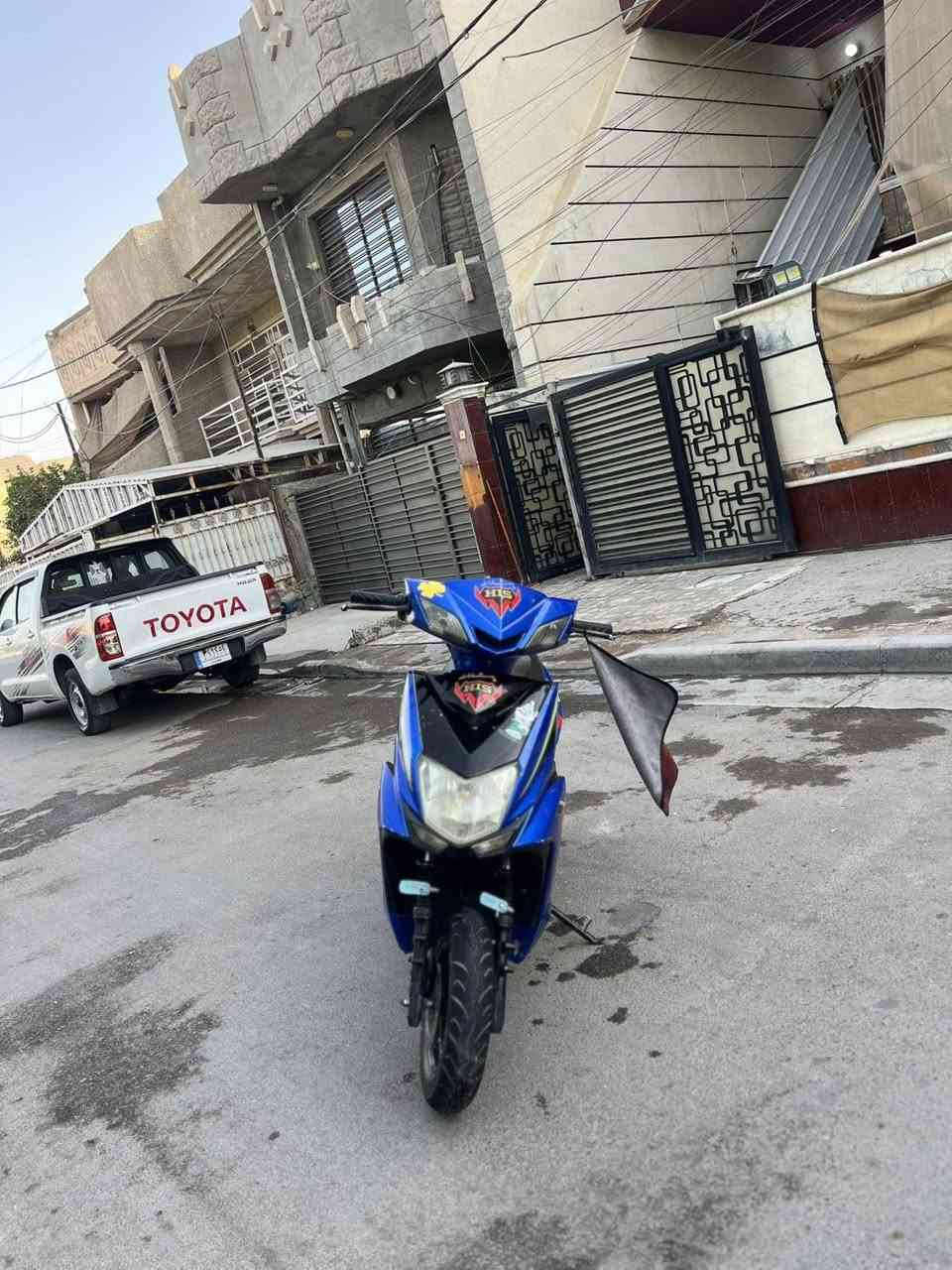 سلام عليكم دراجه شحن نوع سكنس ليد موديل 2026 مواصفاته بطاريات عدد خمسه نوع ونلي 32 امبير ملف 2000 او 3000 ناسي والله بريكات حساسات دسك ميه بل ميه شغالات شاشه ديجيتال طلع العطل بل شاشه سرعته 70 حقيقي تمشيك 90 كيلو بل شحنه الكامله اشاير يمنه يسره لايت ناصي عالي بيها بك الرجوع للخلف بيها بارك بيها 3 سرع هورن شغال الدراجه اي نقص ما بيها ونضيفه فقط السبايرد طاك وموجود بس تلزكه وياها تجوه يروح ولا مبين مكسور والجاملغ الامامي قبل نص ساعه شديته لان مطر ومي جنطه جبيره شاحنه نوع ونلي جديده بطاريات جدد قبل شهر فحصتهن كلشي ما بيهن يمشنك لمده سنه اذا تحافظ عليهن السعر 450 قفل رقم الهاتف للتواصل (***********) مكاني بغداد الغزاليه الهياكل
