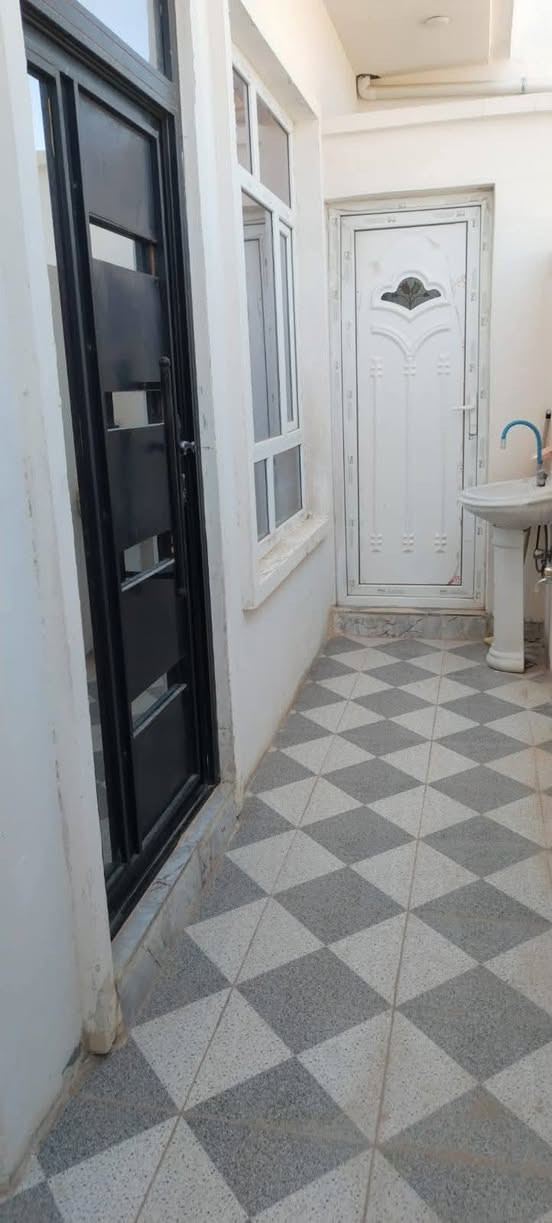 دار للبيع طابقين مساحته 100 متر مربع بناء 2025 موقع مميز بدايه التوحيد شارعه 15 گدامه حديقة مقابيل مجمع طيبه 2 ويتميز البيت ب3 غرف و مجامع صحيه عدد 3 استقبال وصاله نظام دكتات وسقوف ثانويه وابواب تركيه حديثه سعر البيت 88 وبي مجال للشراي ويرهم مراوس ببيت للاستفسار اتصل*********** بي واتس
