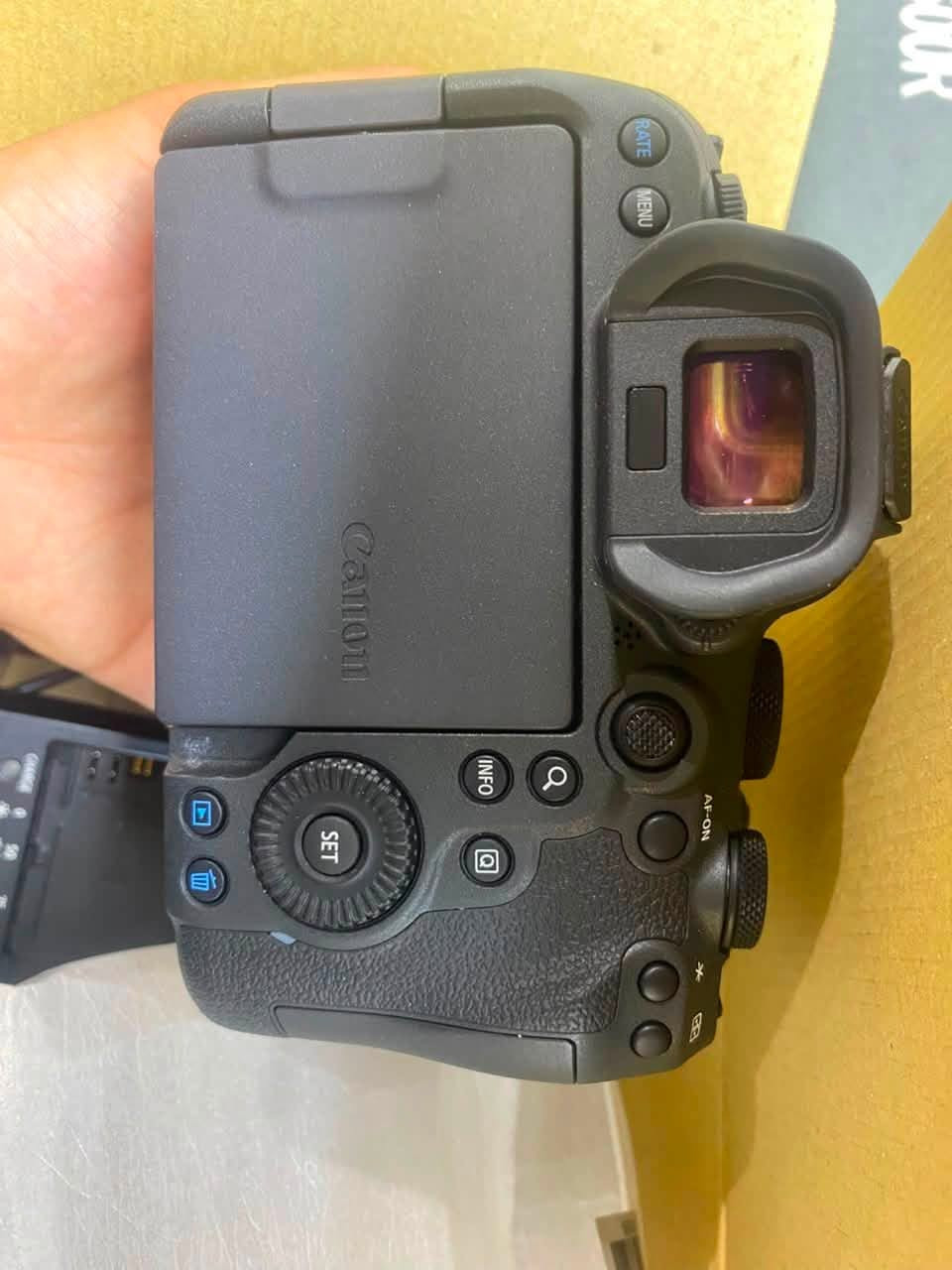 للبيع | Canon EOS R6 Mark II – مستخدمة استخدام قليل 🔥

إذا تبحث عن كامرة Full-Frame احترافية تجمع بين قوة التصوير الفوتوغرافي والفيديو، فهذه فرصتك 👌

✨ Canon EOS R6 Mark II
🔹 استخدام قليل وحالة ممتازة
🔹 مستشعر Full-Frame 24.2MP
🔹 أداء قوي جداً بالإضاءة الضعيفة 🌙
🔹 تثبيت صورة داخلي IBIS
🔹 تصوير فيديو 4K بجودة عالية 🎥
🔹 نظام Autofocus متطور وسريع لتتبع الأشخاص والحركة
🔹 شاشة لمس متحركة
🔹 مناسبة جداً للـ أعراس، بورتريه، مناسبات، تصوير تجاري وفيديو

🔥 كامرة احترافية للمصور اللي يريد أداء قوي ونتائج مضمونة.

📍 العنوان: بغداد – الباب الشرقي
📞 للاستفسار والطلب: ‭***********‬
🚚 توفير خدمة توصيل
