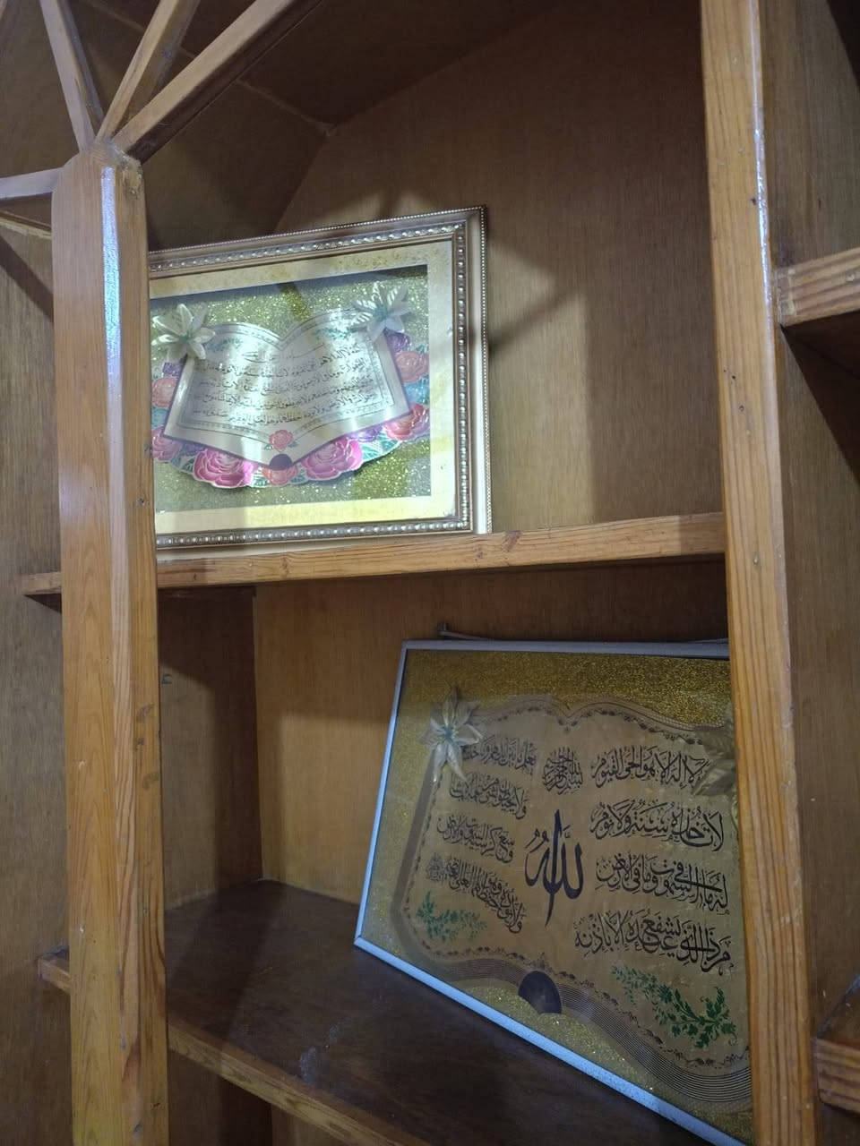 سلام عليكم عندي مكتبه  مال كتب للبيع صاج تسگام قوية كلش سعرها 125 وبيها مجال تجي وياها هذني الصورتين الي داخل مكتبة مجاني ومدات همينه موجوده بالصورة طولها اربعه امتار والعرض متره مدات باكيتهن جديدات فول نضافة  عنوان ناصرية منصورية للأتصال ***********
