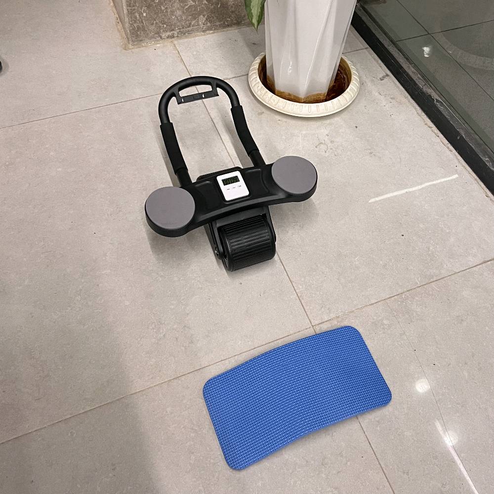 عجلة تمارين البطن المزدوجة مع مسند ذراعين
 وعداد – Double Wheel Abdominal Whee
• عجلة تمارين مخصصة لتقوية عضلات البطن والجزء العلوي من الجسم، بتصميم مزدوج لثبات أفضل أثناء التمرين.

•موديل: R-280

• تصميم بعجلتين (Double Wheel) للمساعدة على التوازن والتحكم أثناء الحركة.

• مزودة بمسندي ذراعين (Armrest) لتقليل الضغط على الذراعين وتحسين وضعية التمرين.

• تحتوي على عجلة ارتداد (Rebound Wheel).

• مزودة بعداد مدمج لعدّ التكرارات أثناء التمرين.

• مناسبة للتدريب الأساسي والمتقدم.

• نوع المنتج: عجلة تمارين بطن مزدوجة
• عدد العجلات: 2 عجلات
• العداد: موجود
• الوزن الصافي: 1.2 كغم
• الوزن الإجمالي: 1.5 كغم