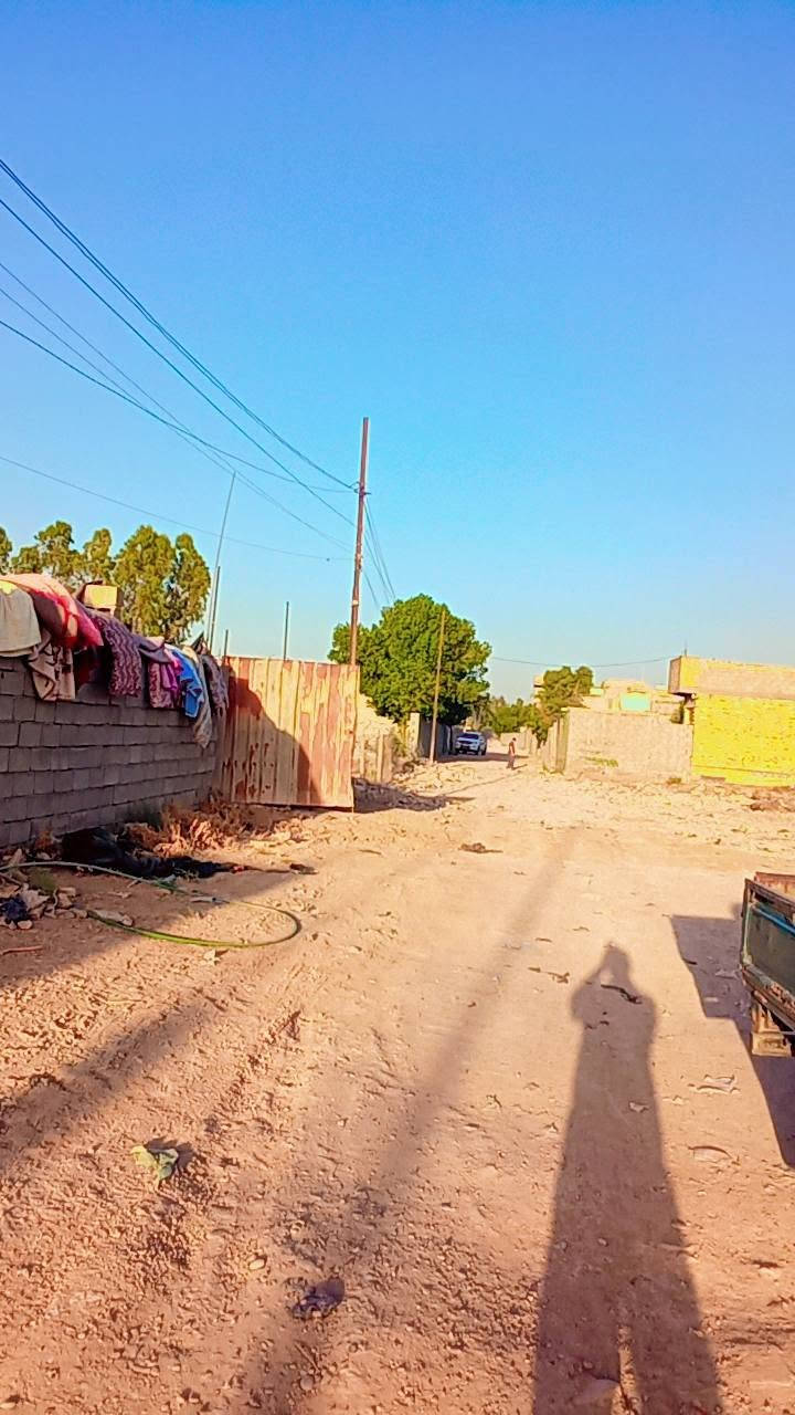 سلام عليكم بيت لايجار غرفه وصاله وصحيات مع قطعت 400 مشجره تصلح لسكن او لآخزن مسيجه وباب كبير كامله ماي رساله لسقي وماي حلو ابي بيه كهرباء مكانه حي بتول على سده تبعد عن شارع عام 400متر ايجارها مناسب رقمي ***********
