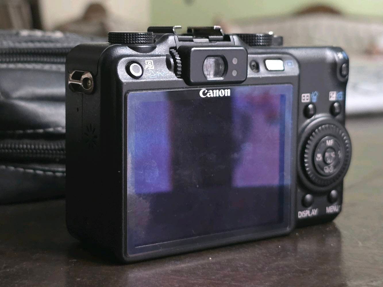 Canon PowerShot G9

- دقة: 12.1 ميغابكسل (CCD)
- عدسة Canon أصلية بفتحة عدسة f/2.8–4.8
- زوم بصري 6x (35–210mm)
- تصوير بصيغة RAW و JPEG
- أوضاع تصوير يدوية كاملة: M / Av / Tv / P
- شاشة LCD قياس 3 إنش
- معين منظر بصري (Optical Viewfinder)
- مثبت صورة بصري (Image Stabilization)
- فلتر ND داخلي مدمج لتقليل شدة الإضاءة والتصوير بفتحة عدسة واسعة أو بسرعة غالق أبطأ في النهار.
- فلاش مدمج مع منفذ Hot Shoe للفلاش الخارجي
- تصوير فيديو
- تدعم بطاقات SD / SDHC
- بطارية قابلة للشحن
السعر 280 الف للعلم اسعارها على ebay اغلى بهواي بعد 
متوفر توصيل ايضا