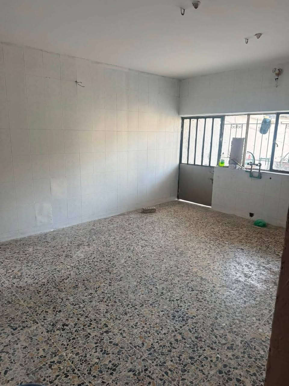 مشتمل للإيجار - طابق أول
التفاصيل: غرفتين نوم + صالة + مطبخ خدمات 

السعر: 600 ألف

للتواصل: ***********
