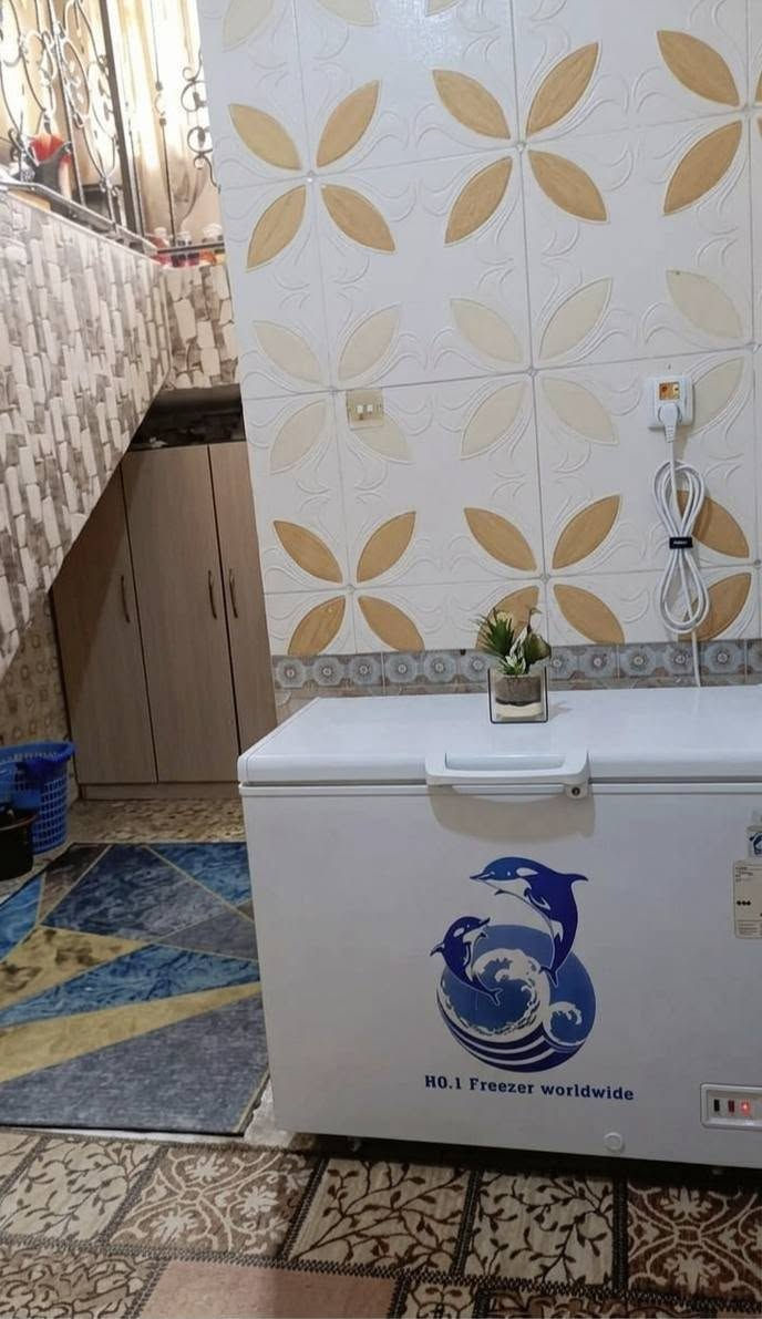 السلام عليكم عندي بيت مساحه مالته 500 متر مساحه بيت مبني 300 متر طابو زراعي سند 25 العنوان الديوانيه طريق السنيه السياحي قريب عل سكت القطار يبعد عن شارع العام  400 متر اكثر استفسار عل رقم ***********
