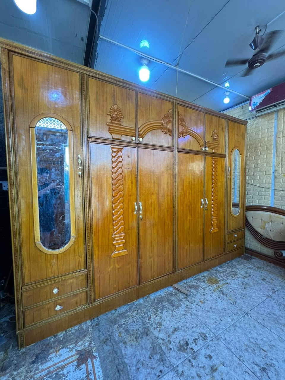 غرفه نوم ام السته طابقين داخل وخارج صاج ضهر جرجوبه زاويه كنتوري رتفاع الكنتور خمسه ملم عنوانه كوت حي الجهاد شارع النجارين نجارة ومعرض الحجامي الاتصال او مراسلة الصفحه سعره مع الشد والنقل علينه داخل الكوت ***********
